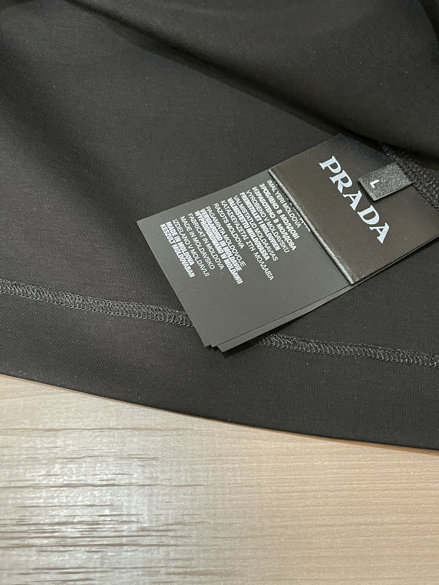 Prad 2026春夏新款首发专柜最新款短袖圆领T恤 高端订制 设计前卫时尚！品牌logo重工艺设计 高