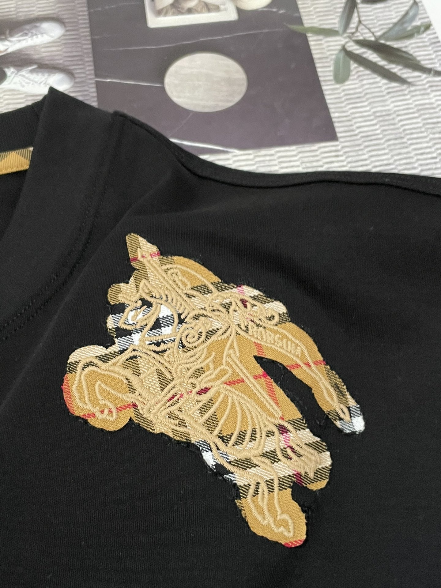 BUR 2026春夏新款首发专柜最新款短袖圆领T恤 高端订制 设计前卫时尚！品牌logo重工艺设计 高端