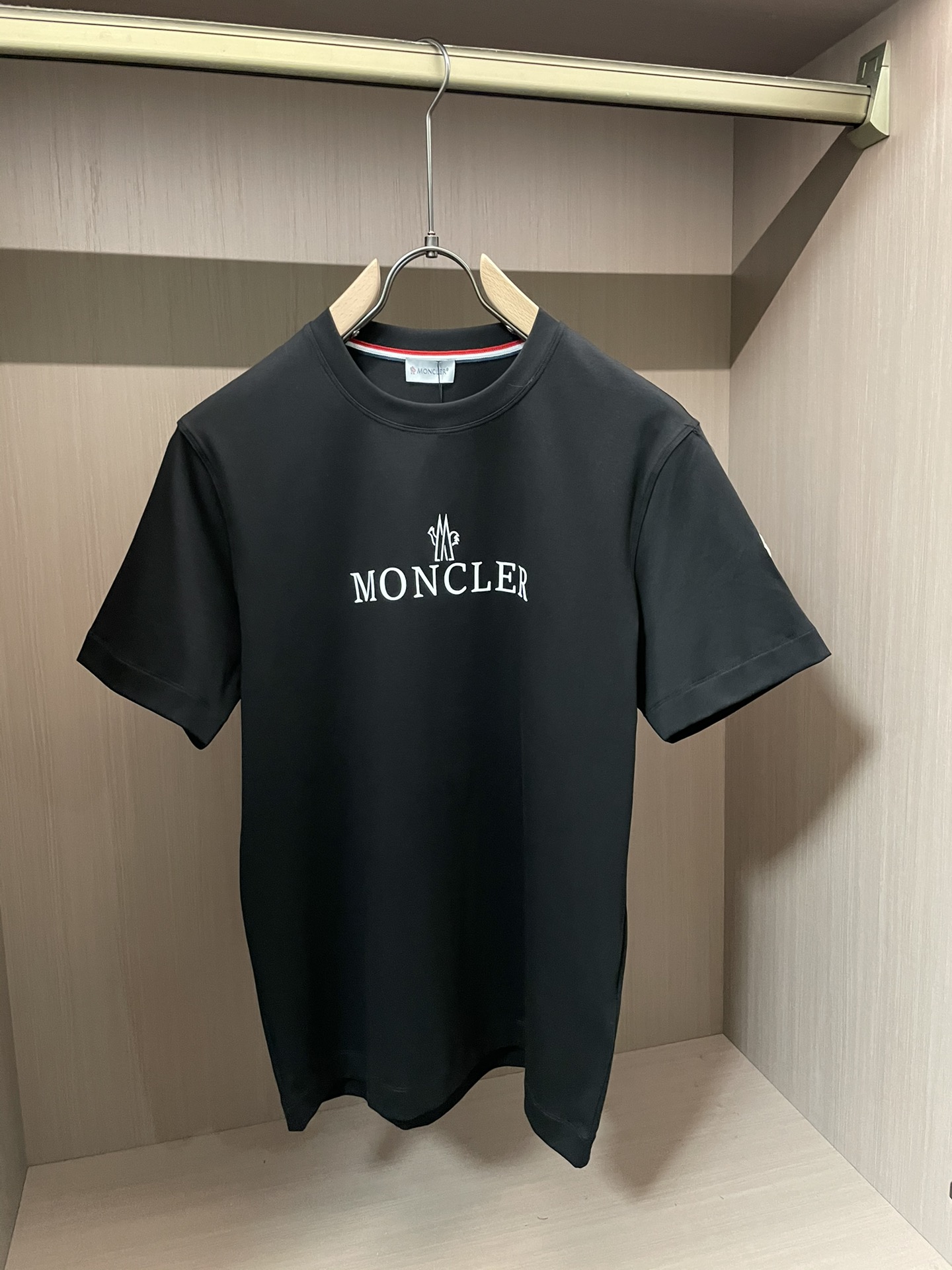 蒙口 2026春夏新款首发专柜最新款短袖圆领T恤 高端订制 设计前卫时尚！品牌logo重工艺设计 高端定