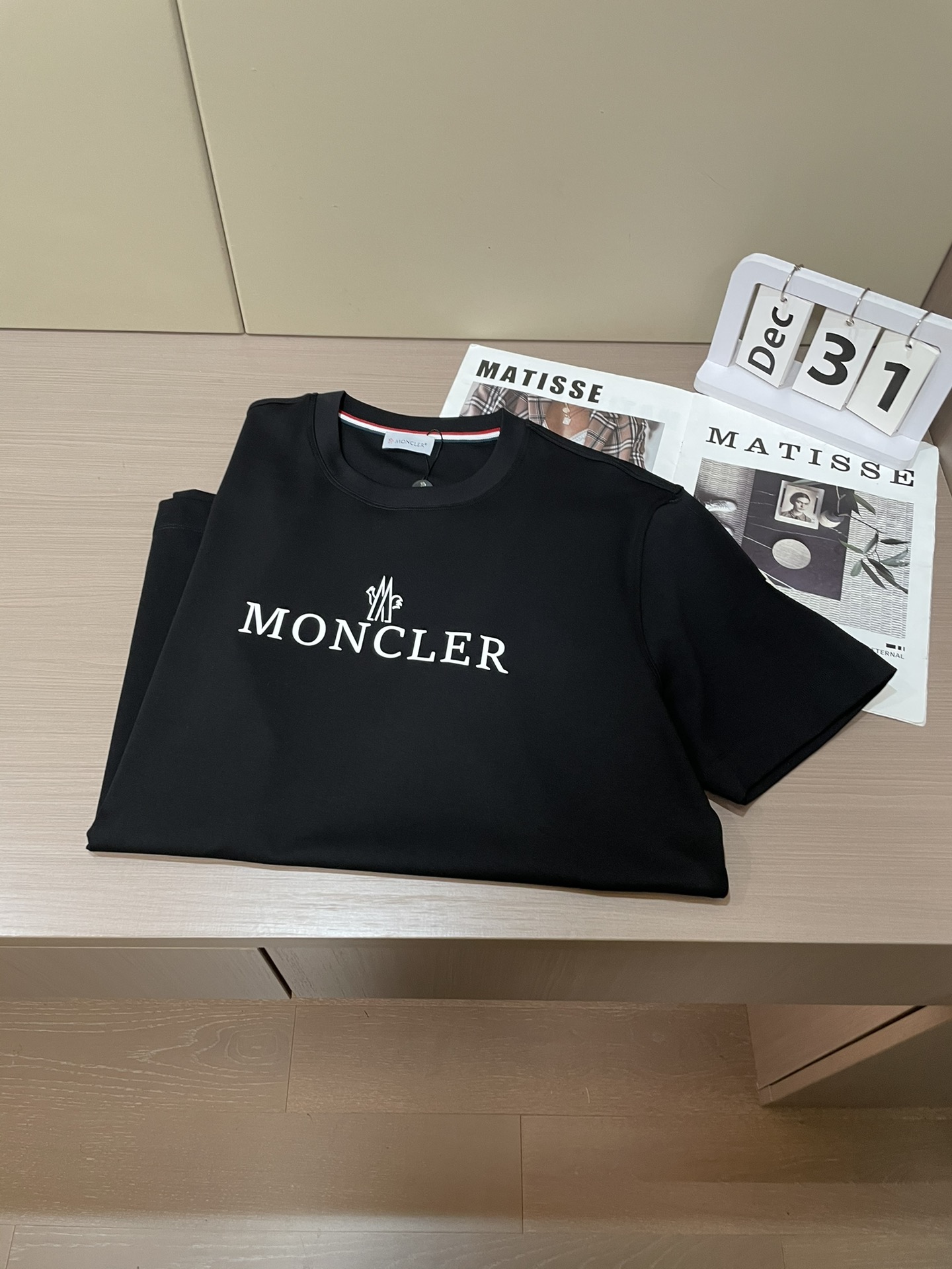 蒙口 2026春夏新款首发专柜最新款短袖圆领T恤 高端订制 设计前卫时尚！品牌logo重工艺设计 高端定