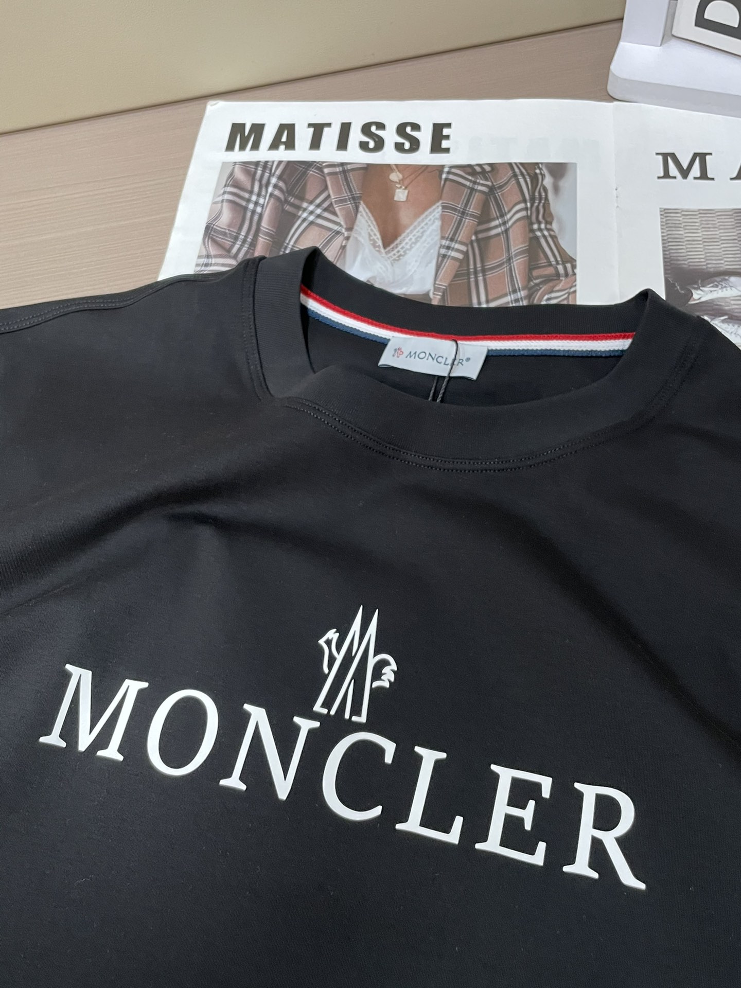 蒙口 2026春夏新款首发专柜最新款短袖圆领T恤 高端订制 设计前卫时尚！品牌logo重工艺设计 高端定