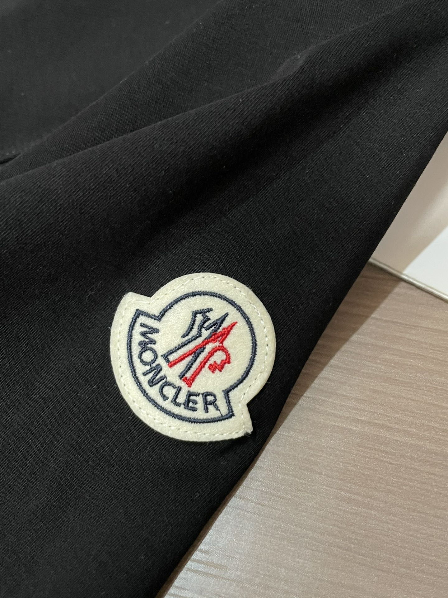 蒙口 2026春夏新款首发专柜最新款短袖圆领T恤 高端订制 设计前卫时尚！品牌logo重工艺设计 高端定