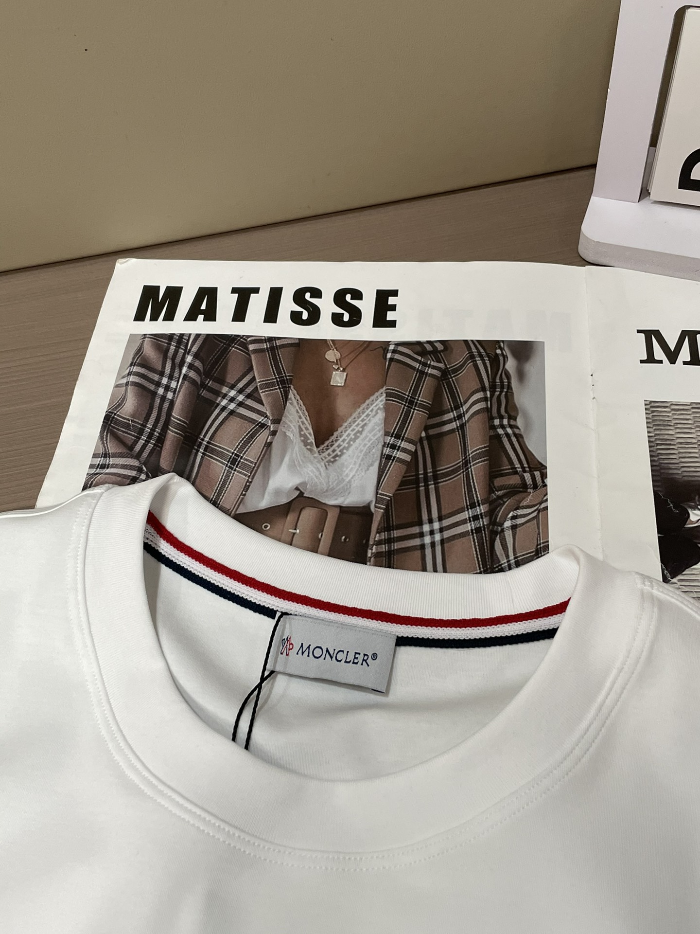 蒙口 2026春夏新款首发专柜最新款短袖圆领T恤 高端订制 设计前卫时尚！品牌logo重工艺设计 高端定