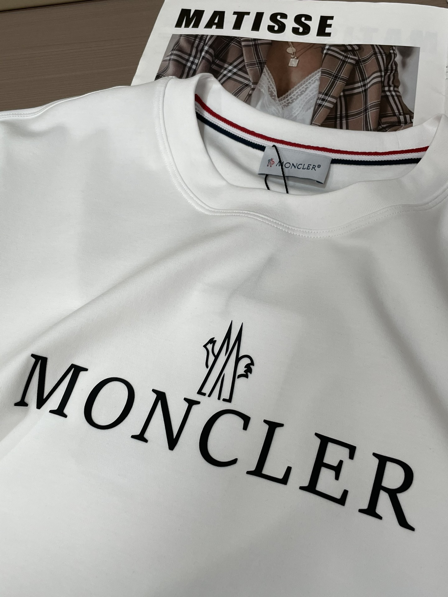 蒙口 2026春夏新款首发专柜最新款短袖圆领T恤 高端订制 设计前卫时尚！品牌logo重工艺设计 高端定