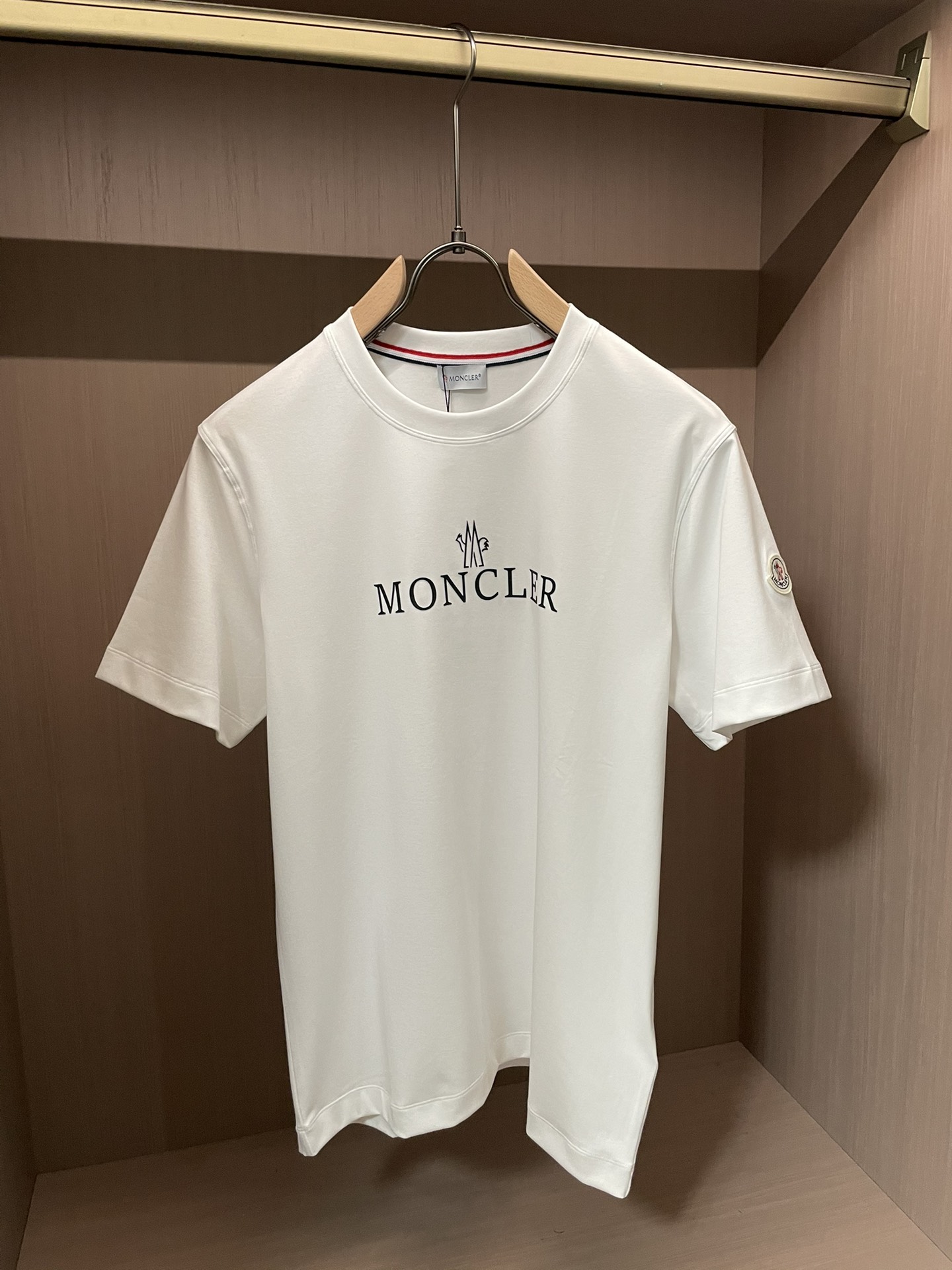 蒙口 2026春夏新款首发专柜最新款短袖圆领T恤 高端订制 设计前卫时尚！品牌logo重工艺设计 高端定