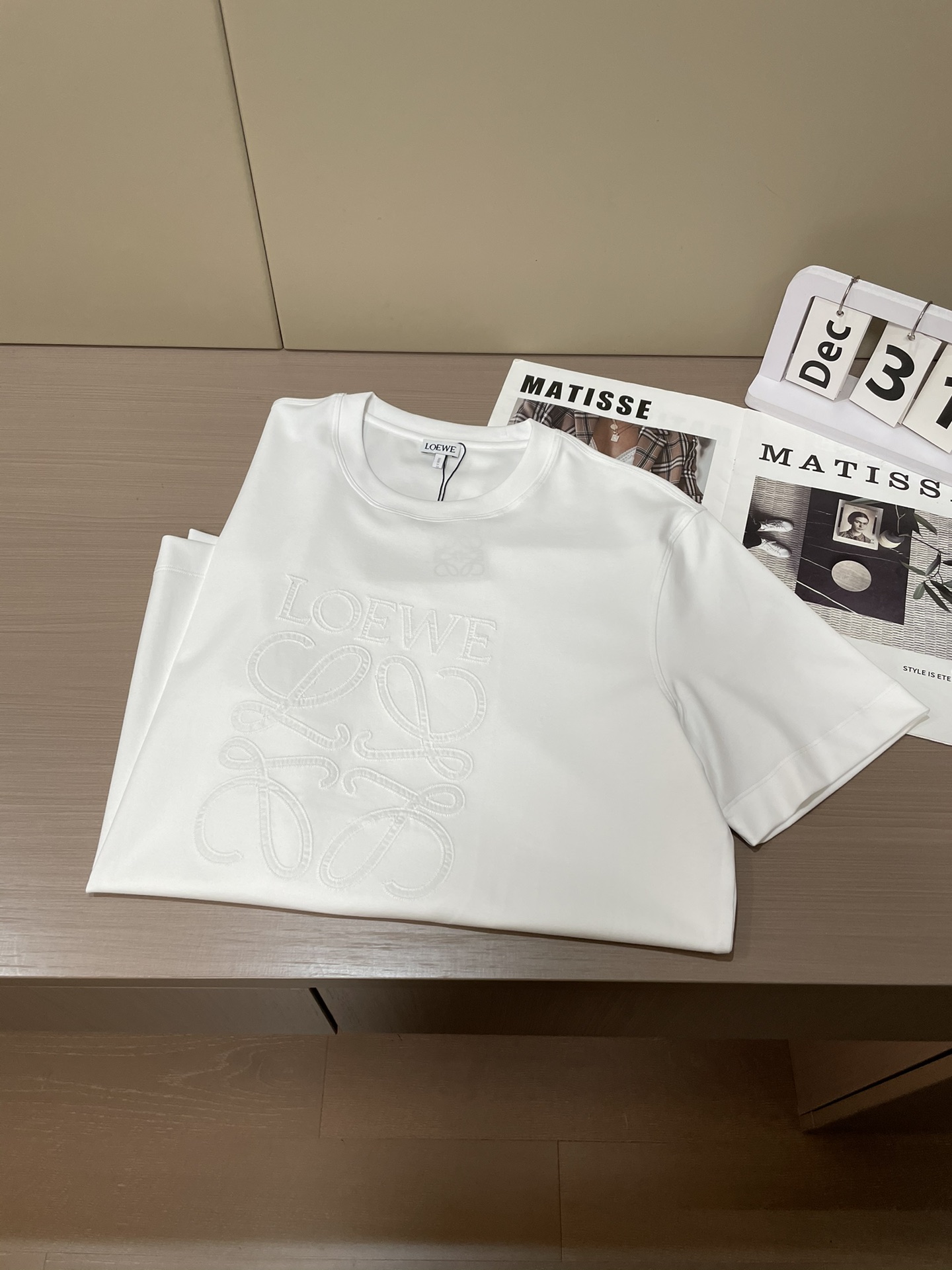 Loewe 2026春夏新款首发专柜最新款短袖圆领T恤 高端订制 设计前卫时尚！品牌logo重工艺设计 