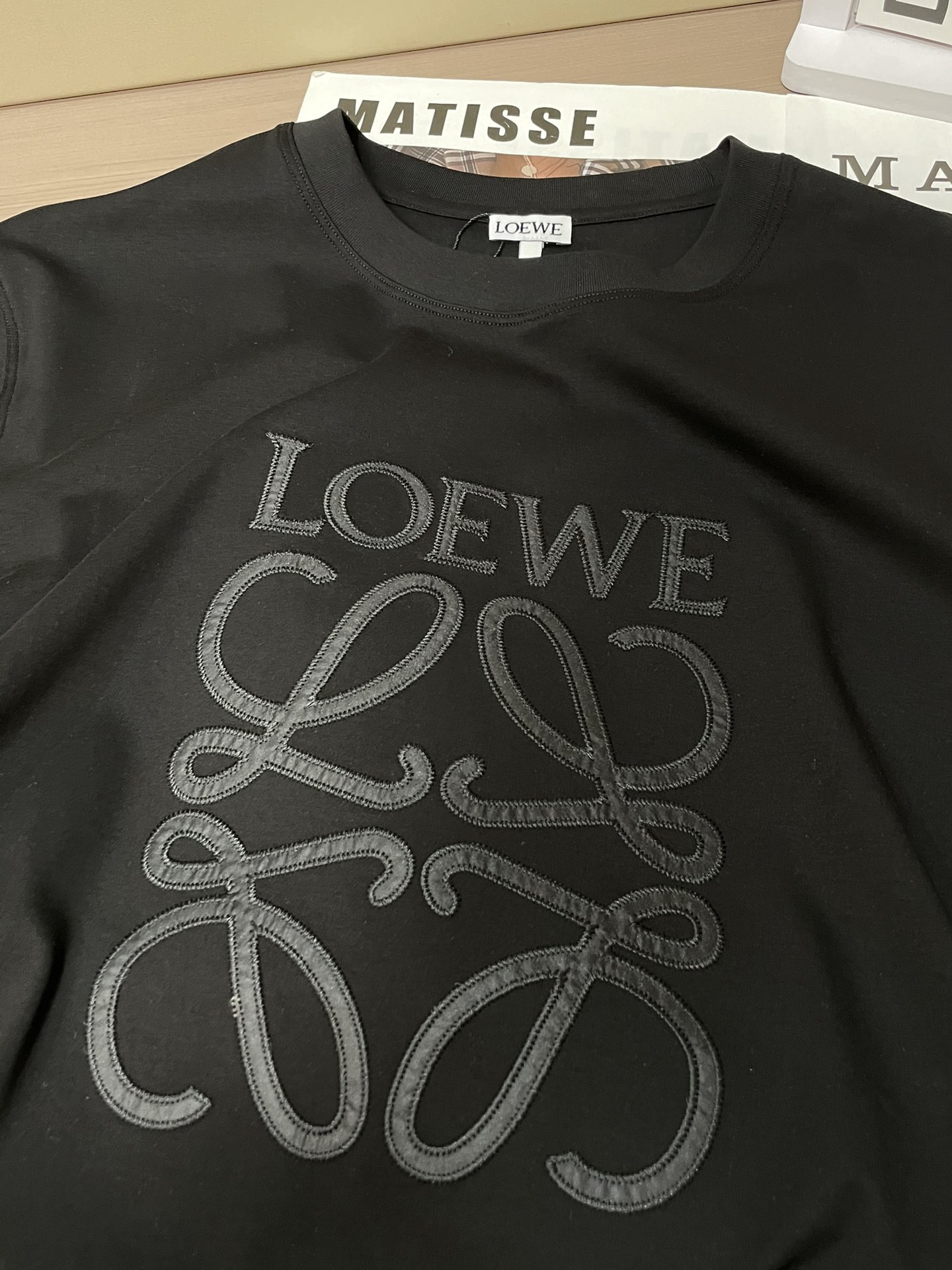 Loewe 2026春夏新款首发专柜最新款短袖圆领T恤 高端订制 设计前卫时尚！品牌logo重工艺设计 