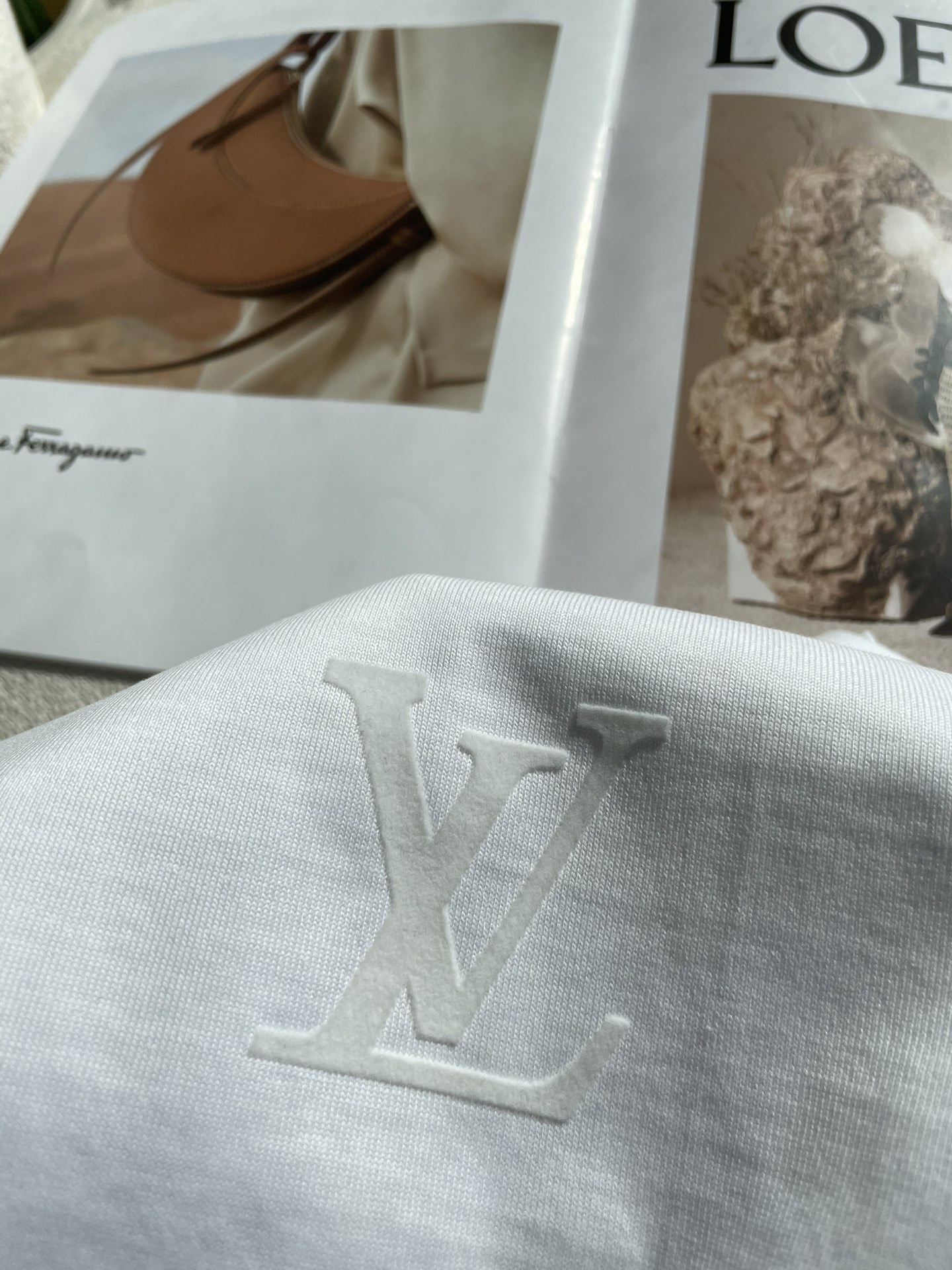 Lv 2026春夏新款首发专柜最新款短袖圆领T恤 高端订制 设计前卫时尚！品牌logo重工艺设计 高端定