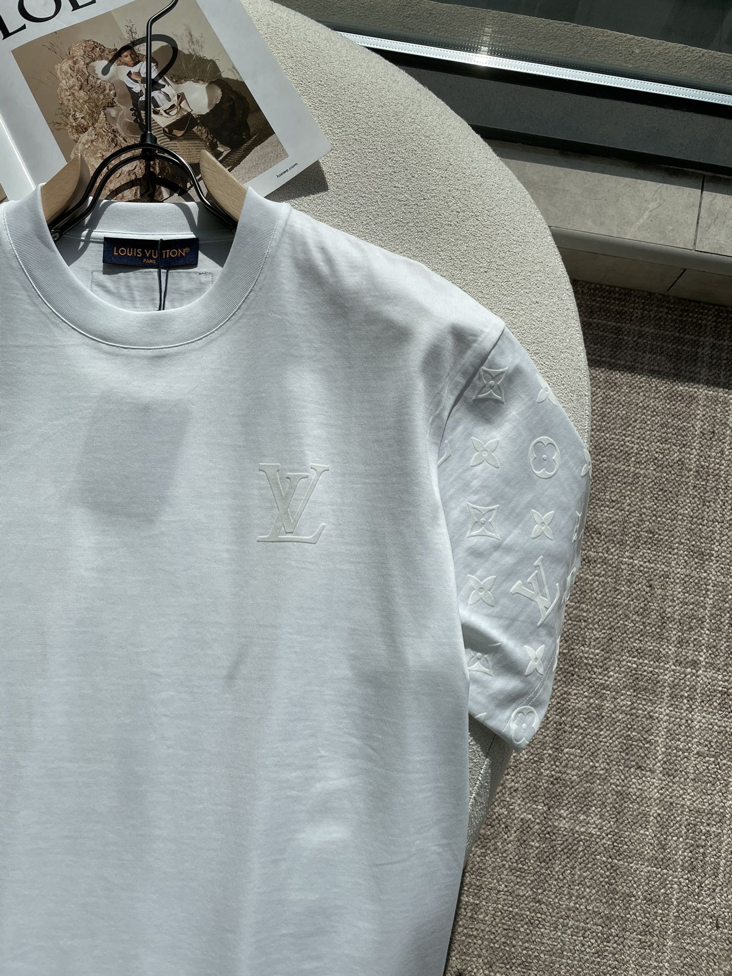 Lv 2026春夏新款首发专柜最新款短袖圆领T恤 高端订制 设计前卫时尚！品牌logo重工艺设计 高端定