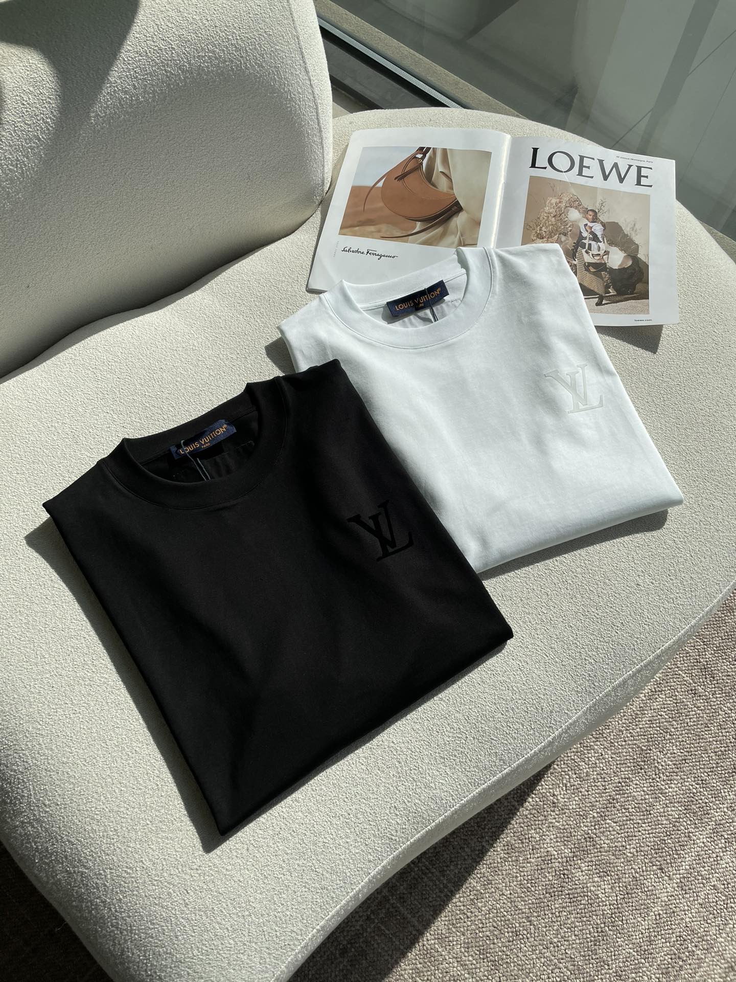 Lv 2026春夏新款首发专柜最新款短袖圆领T恤 高端订制 设计前卫时尚！品牌logo重工艺设计 高端定