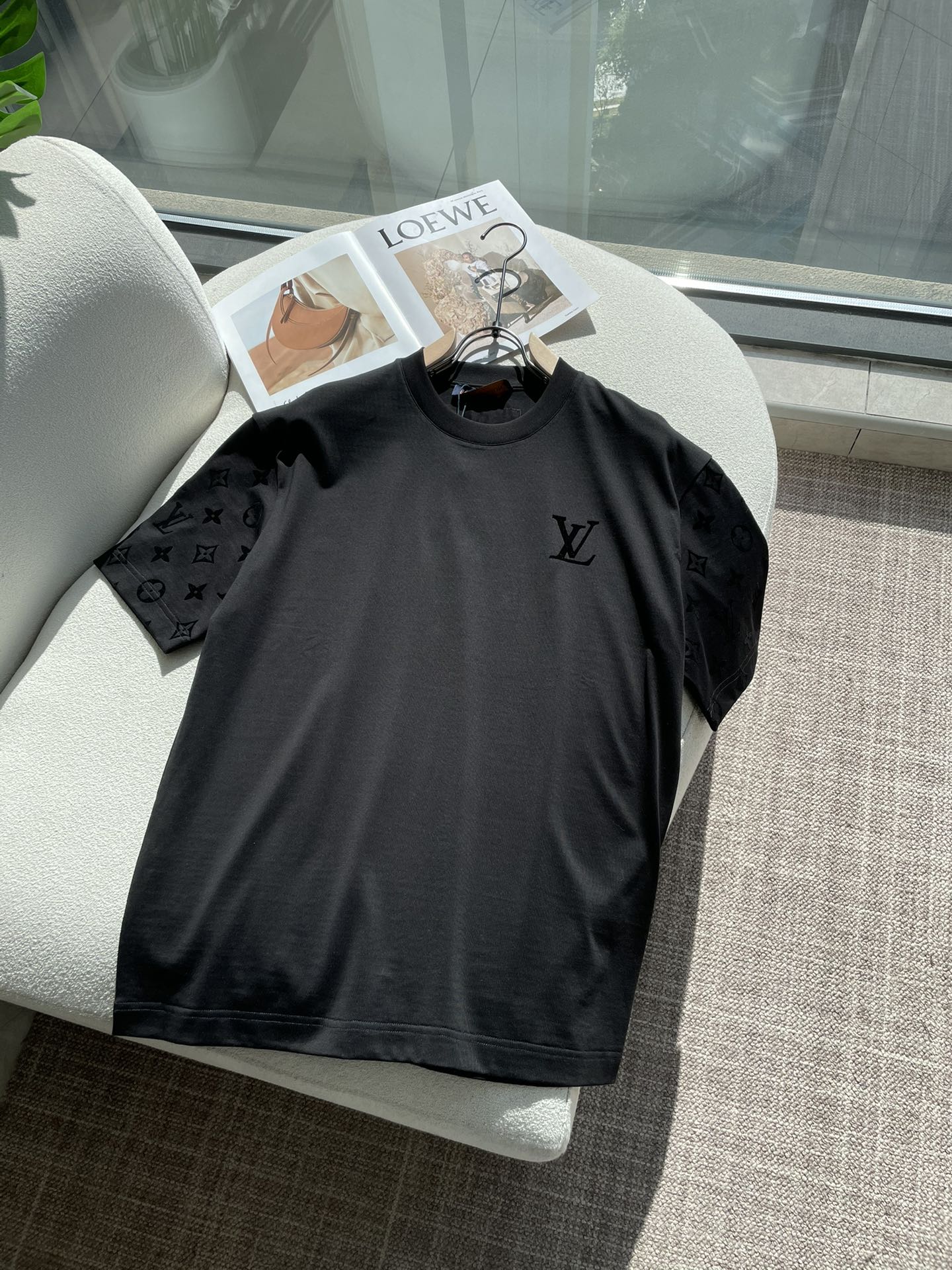 Lv 2026春夏新款首发专柜最新款短袖圆领T恤 高端订制 设计前卫时尚！品牌logo重工艺设计 高端定