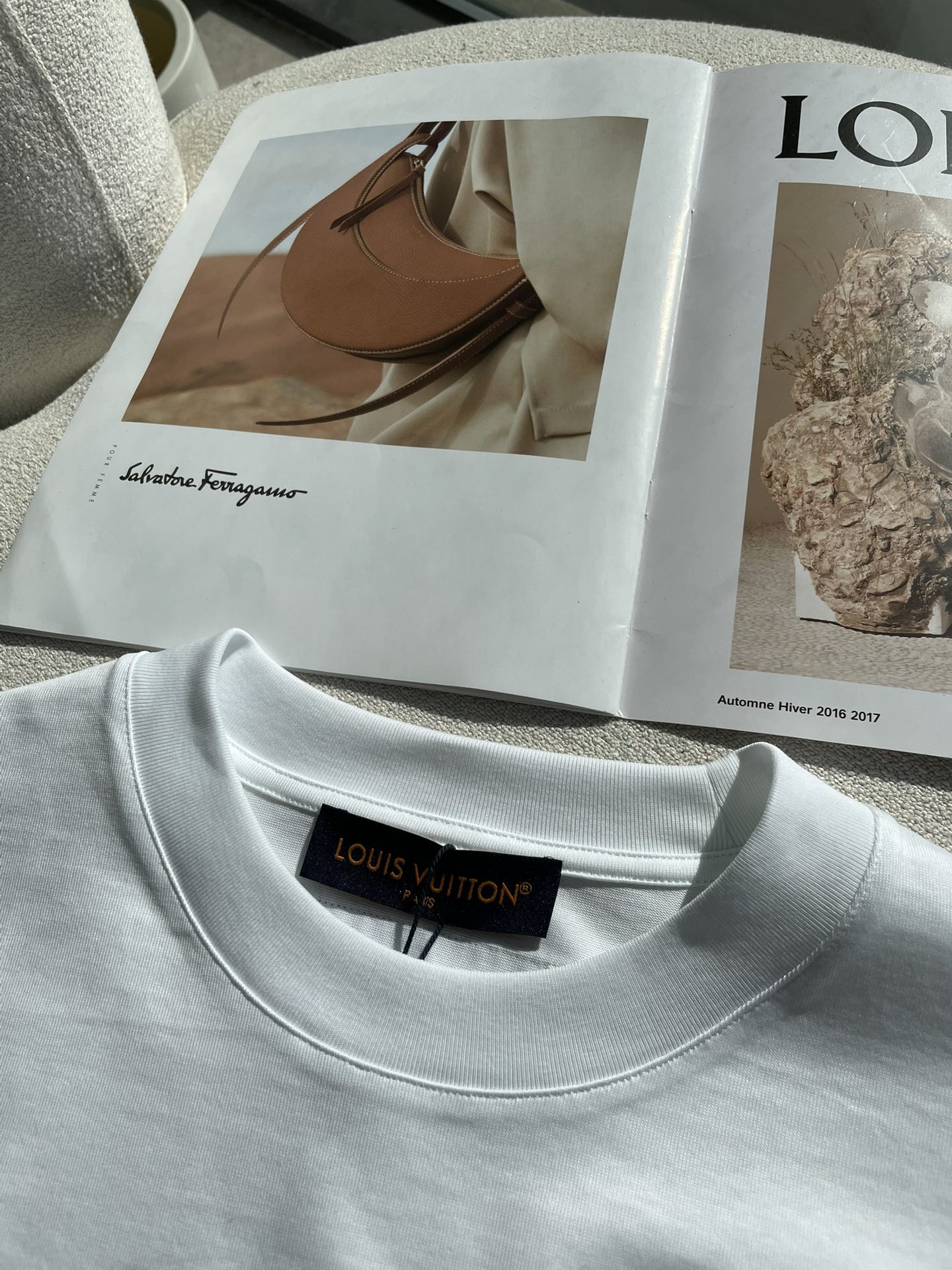 Lv 2026春夏新款首发专柜最新款短袖圆领T恤 高端订制 设计前卫时尚！品牌logo重工艺设计 高端定