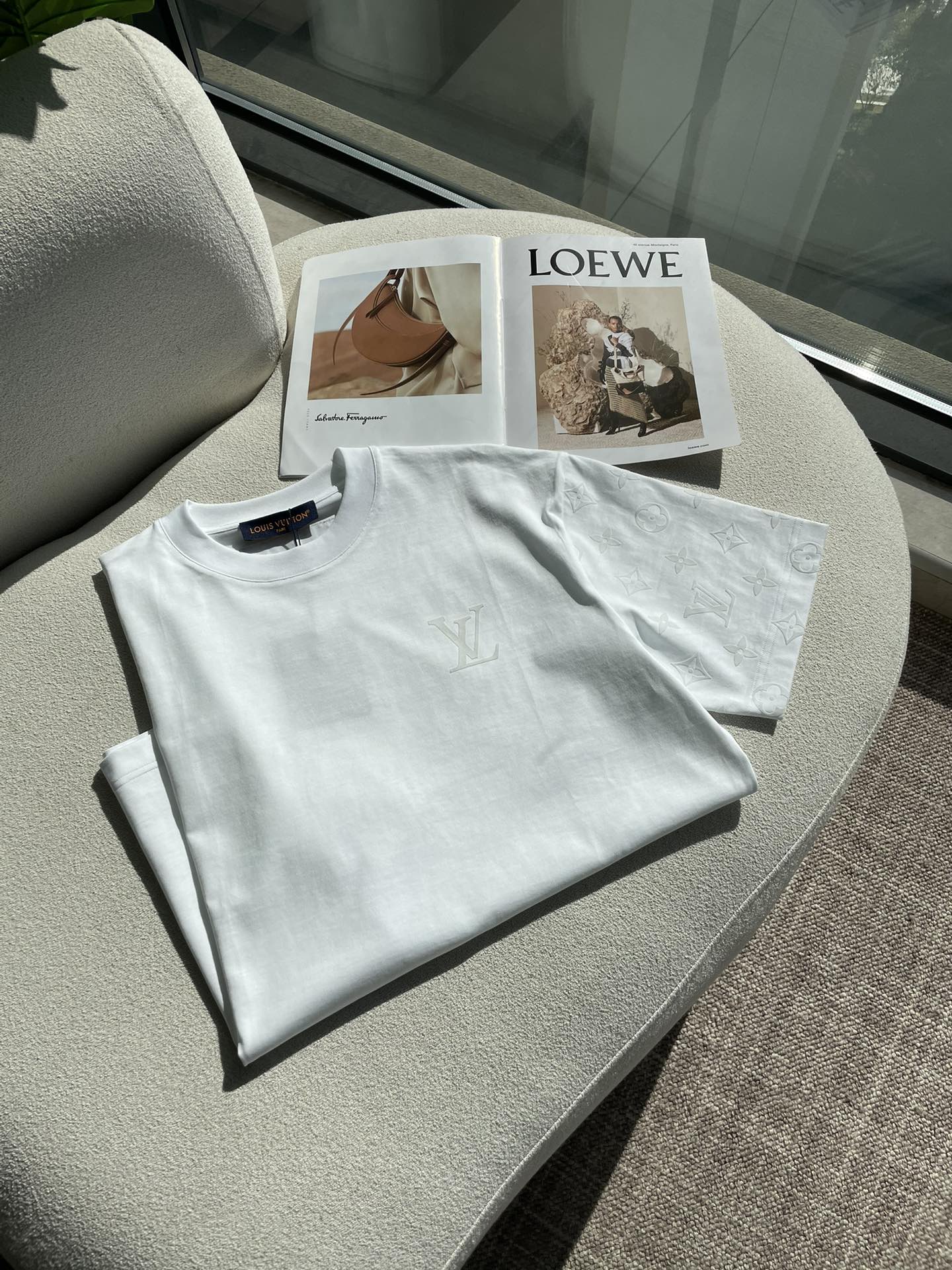 Lv 2026春夏新款首发专柜最新款短袖圆领T恤 高端订制 设计前卫时尚！品牌logo重工艺设计 高端定