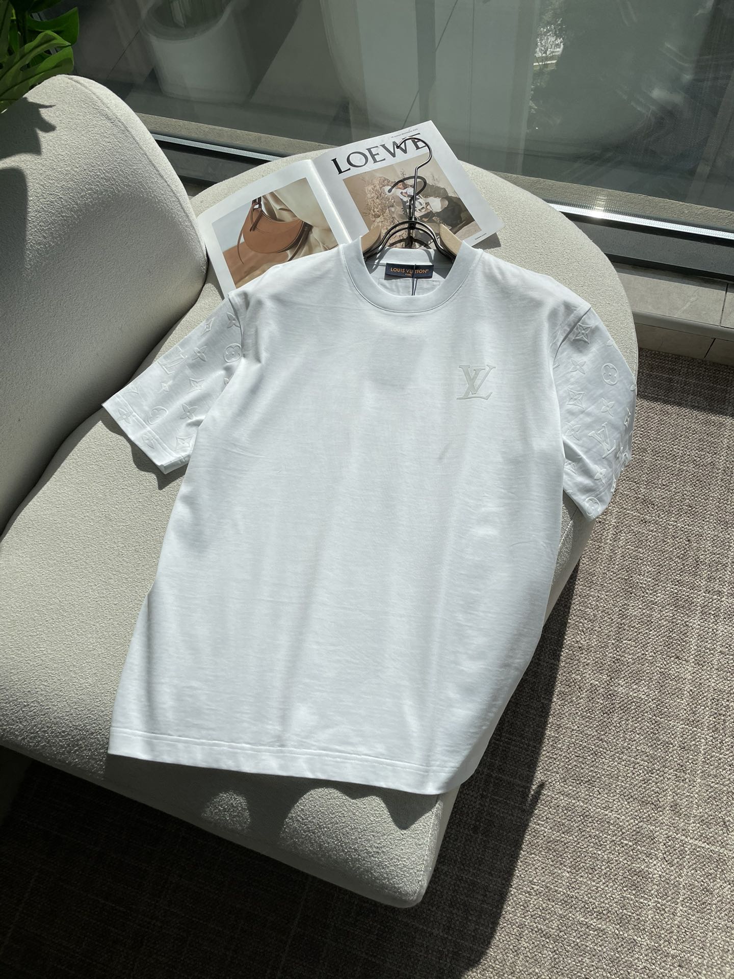 Lv 2026春夏新款首发专柜最新款短袖圆领T恤 高端订制 设计前卫时尚！品牌logo重工艺设计 高端定