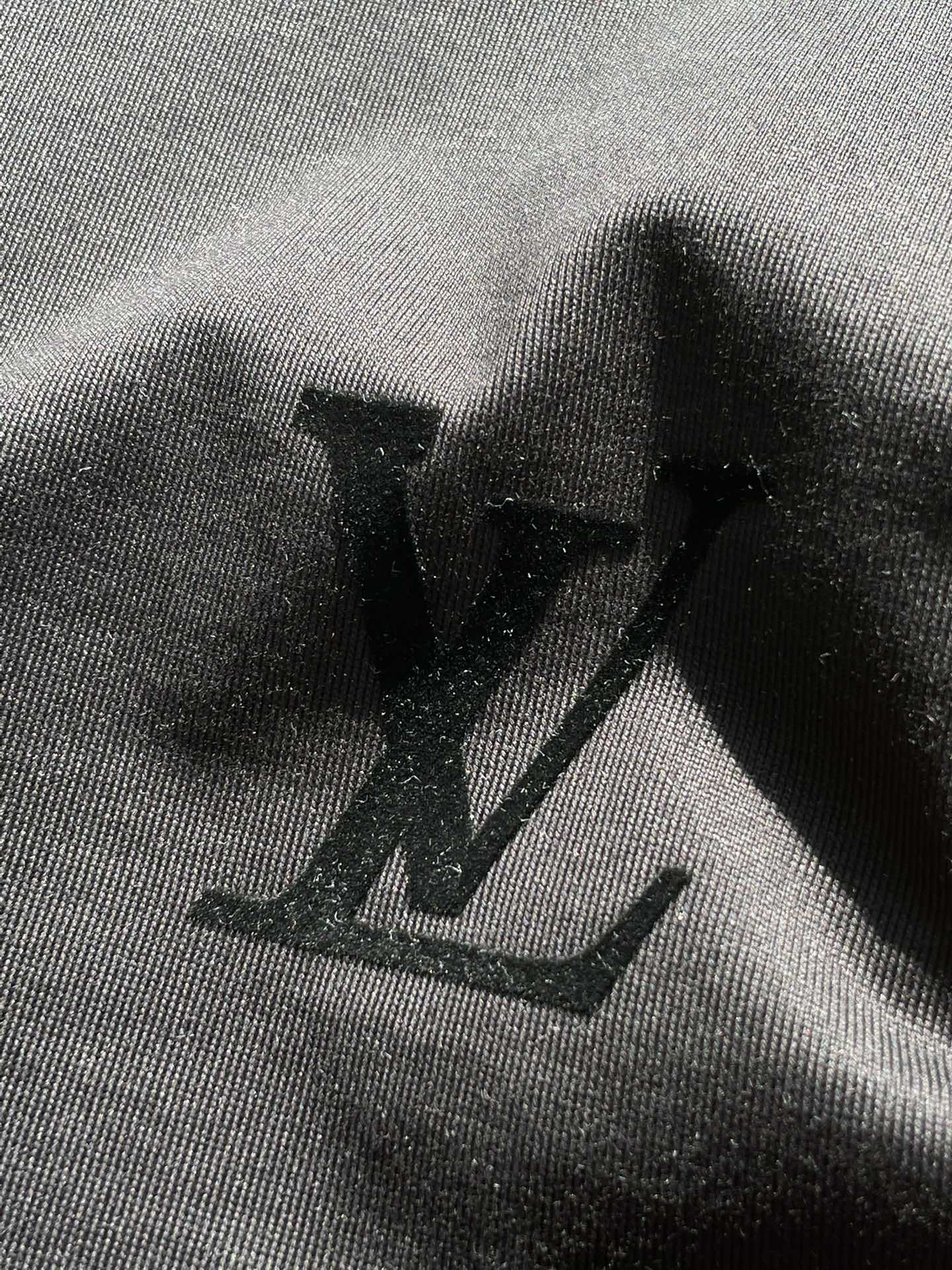 Lv 2026春夏新款首发专柜最新款短袖圆领T恤 高端订制 设计前卫时尚！品牌logo重工艺设计 高端定