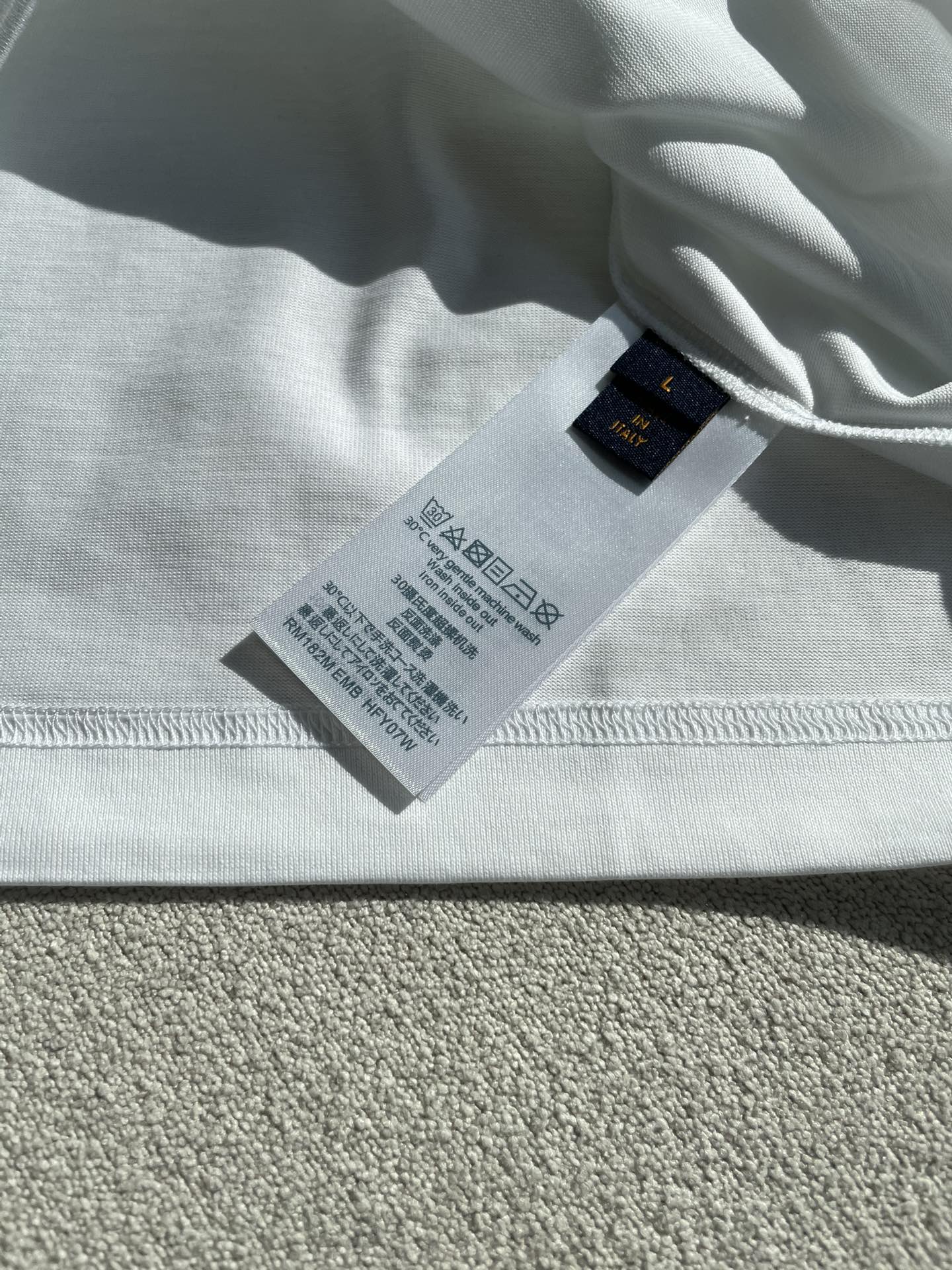 Lv 2026春夏新款首发专柜最新款短袖圆领T恤 高端订制 设计前卫时尚！品牌logo重工艺设计 高端定