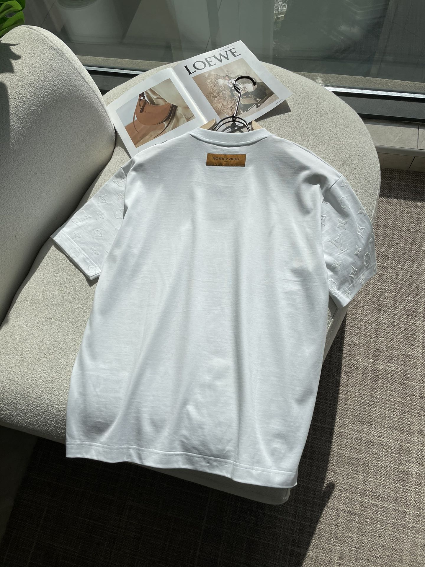 Lv 2026春夏新款首发专柜最新款短袖圆领T恤 高端订制 设计前卫时尚！品牌logo重工艺设计 高端定