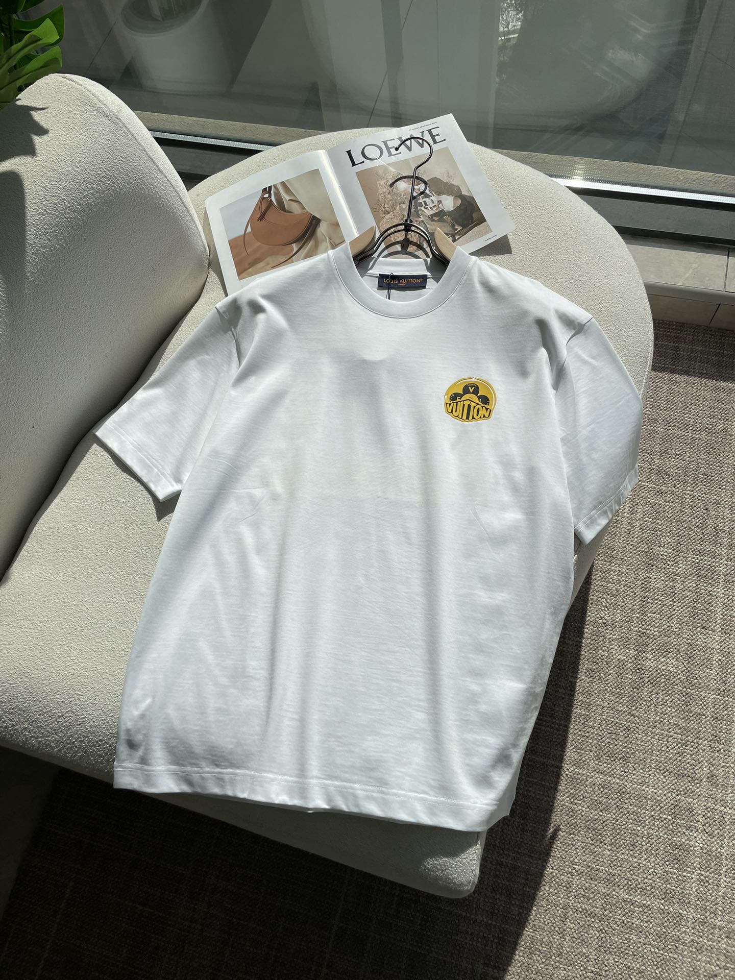 Lv 2026春夏新款首发专柜最新款短袖圆领T恤 高端订制 设计前卫时尚！品牌logo重工艺设计 高端定