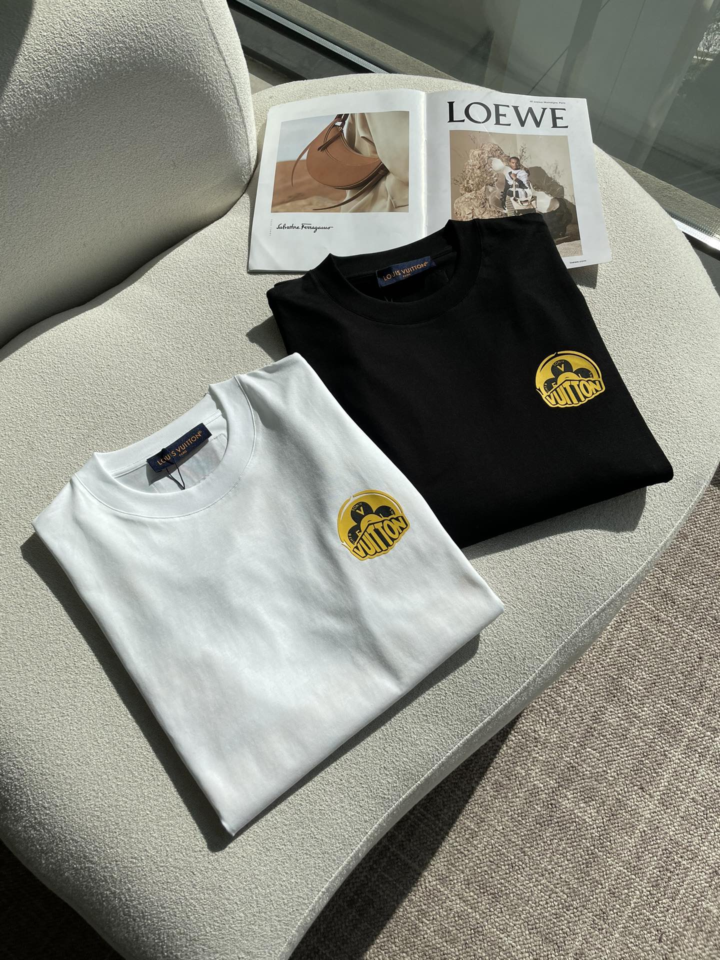 Lv 2026春夏新款首发专柜最新款短袖圆领T恤 高端订制 设计前卫时尚！品牌logo重工艺设计 高端定