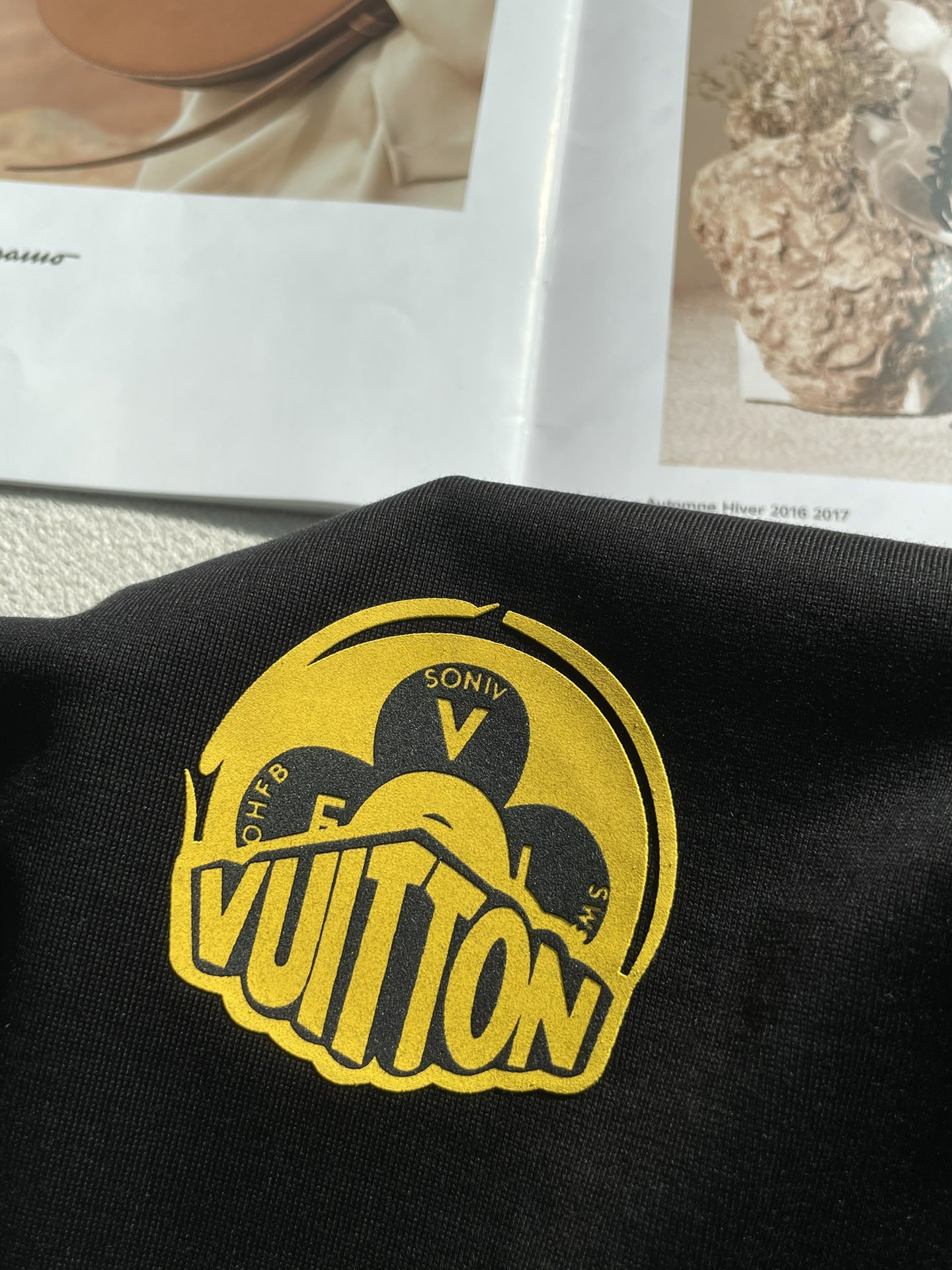 Lv 2026春夏新款首发专柜最新款短袖圆领T恤 高端订制 设计前卫时尚！品牌logo重工艺设计 高端定