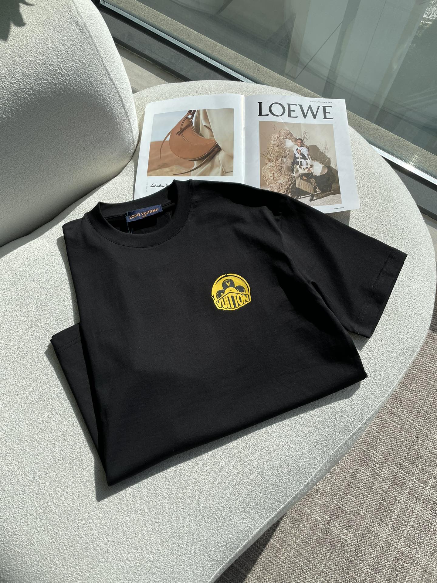 Lv 2026春夏新款首发专柜最新款短袖圆领T恤 高端订制 设计前卫时尚！品牌logo重工艺设计 高端定