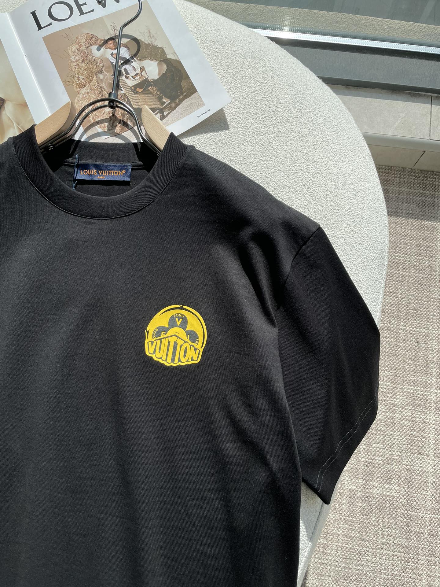 Lv 2026春夏新款首发专柜最新款短袖圆领T恤 高端订制 设计前卫时尚！品牌logo重工艺设计 高端定