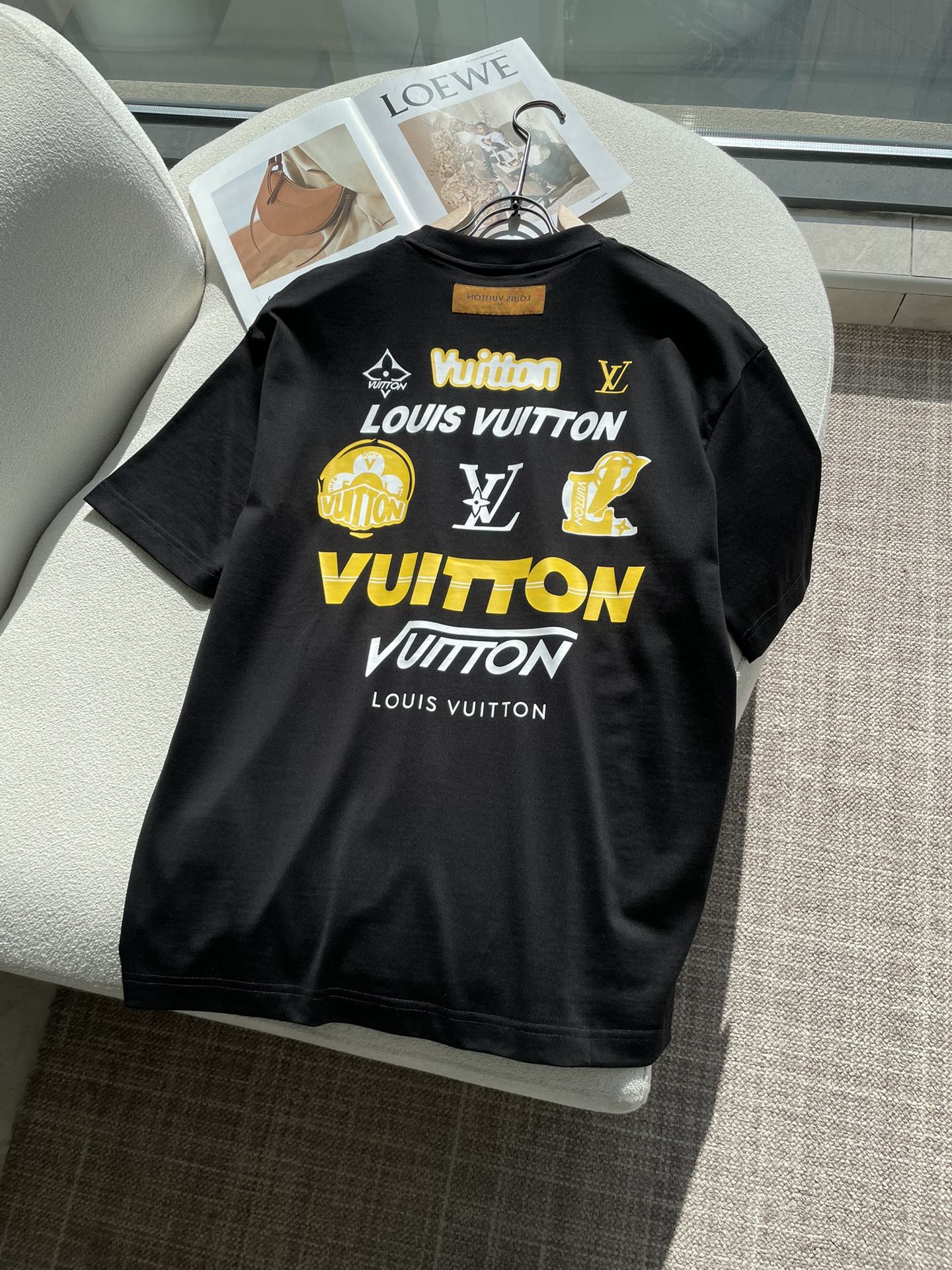 Lv 2026春夏新款首发专柜最新款短袖圆领T恤 高端订制 设计前卫时尚！品牌logo重工艺设计 高端定