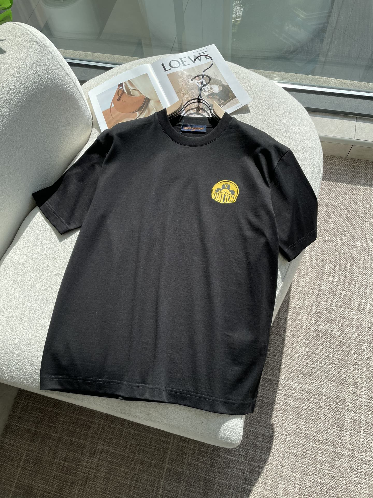 Lv 2026春夏新款首发专柜最新款短袖圆领T恤 高端订制 设计前卫时尚！品牌logo重工艺设计 高端定