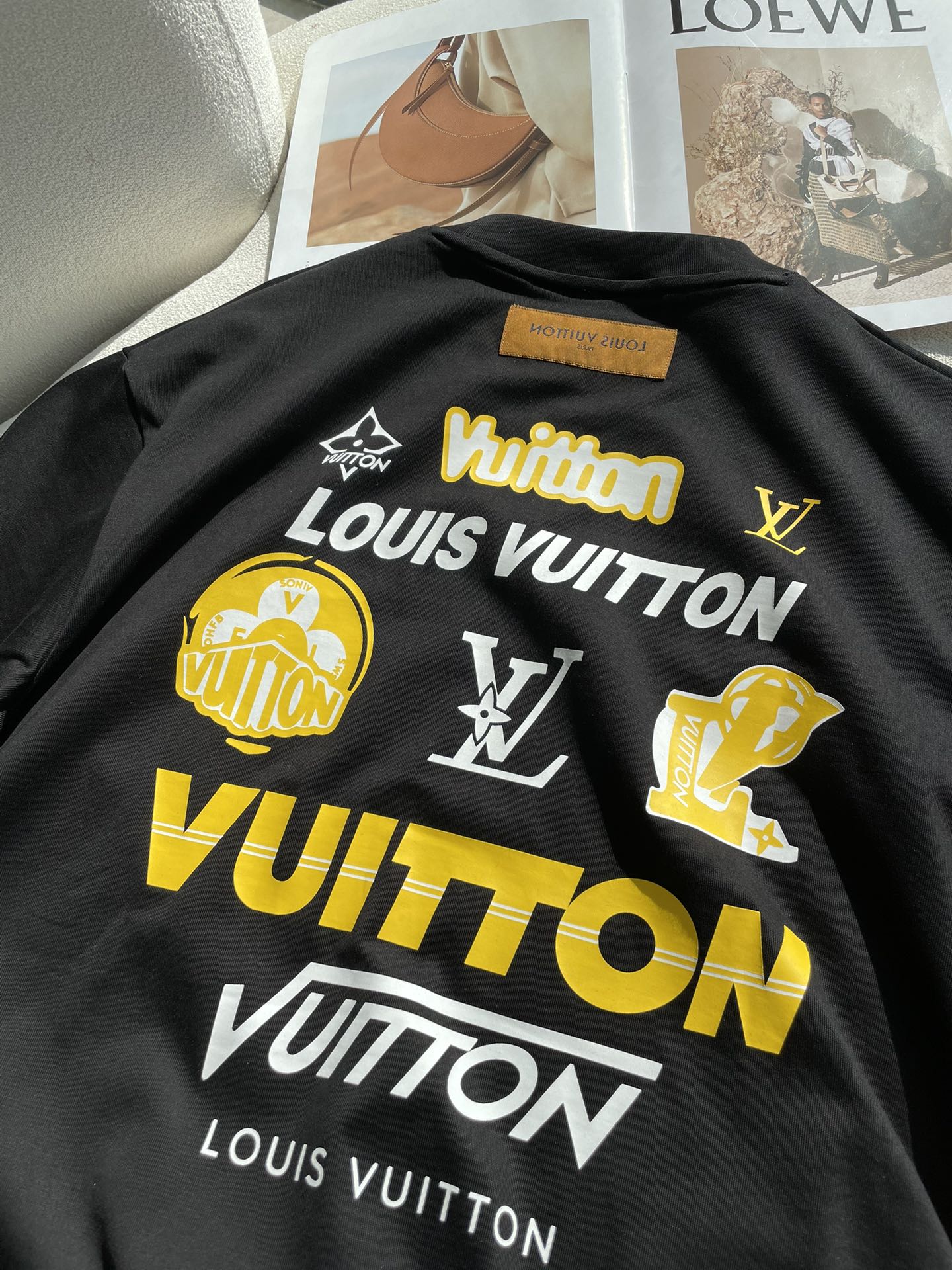 Lv 2026春夏新款首发专柜最新款短袖圆领T恤 高端订制 设计前卫时尚！品牌logo重工艺设计 高端定