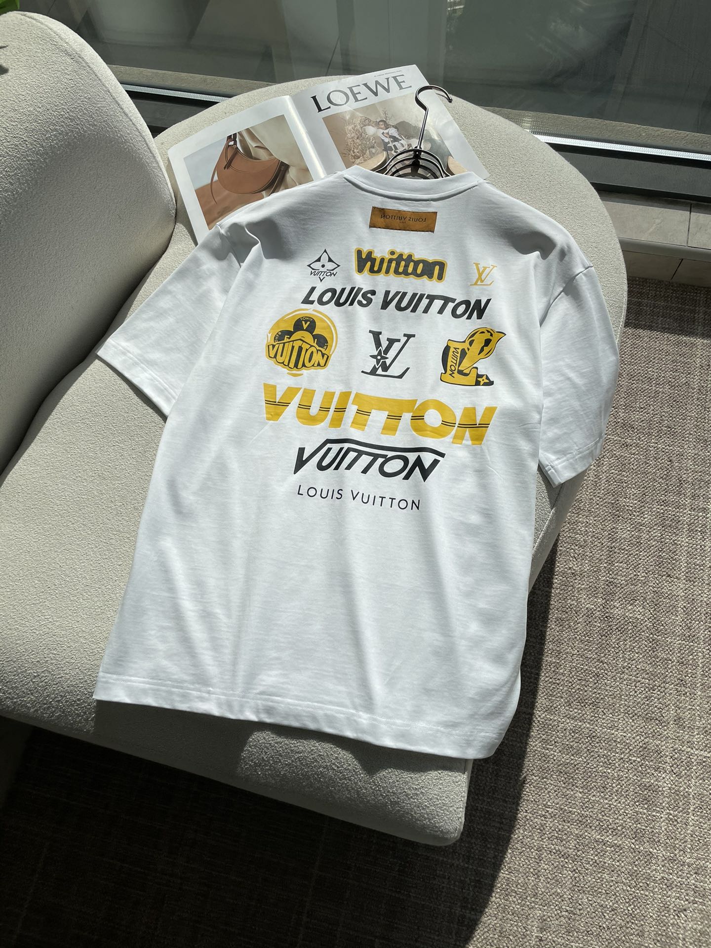 Lv 2026春夏新款首发专柜最新款短袖圆领T恤 高端订制 设计前卫时尚！品牌logo重工艺设计 高端定