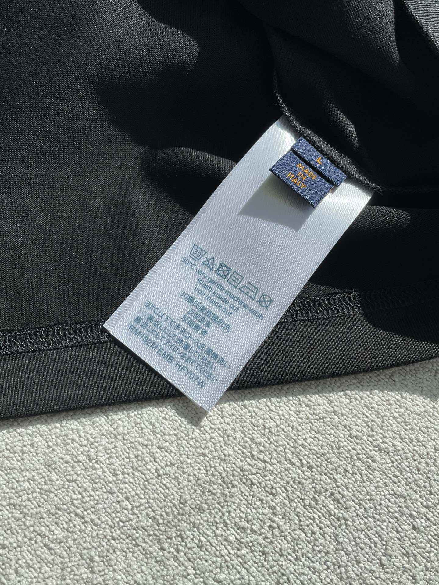 Lv 2026春夏新款首发专柜最新款短袖圆领T恤 高端订制 设计前卫时尚！品牌logo重工艺设计 高端定