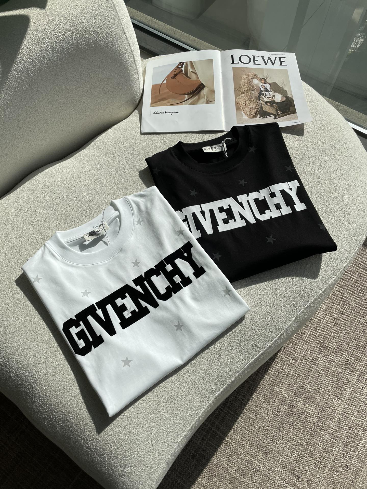 纪梵希 2026春夏新款首发专柜最新款短袖圆领T恤 高端订制 设计前卫时尚！品牌logo重工艺设计 高端