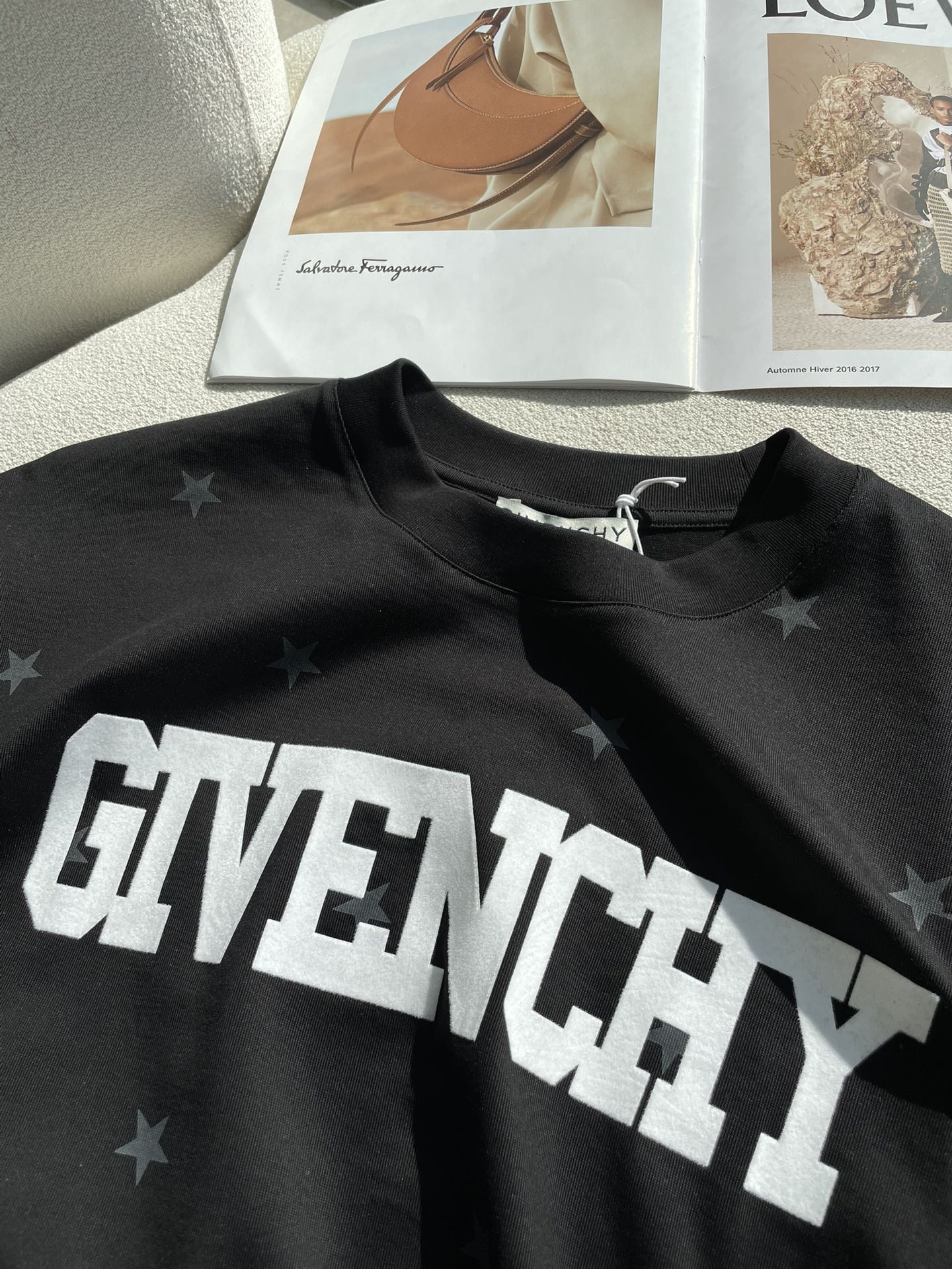 纪梵希 2026春夏新款首发专柜最新款短袖圆领T恤 高端订制 设计前卫时尚！品牌logo重工艺设计 高端