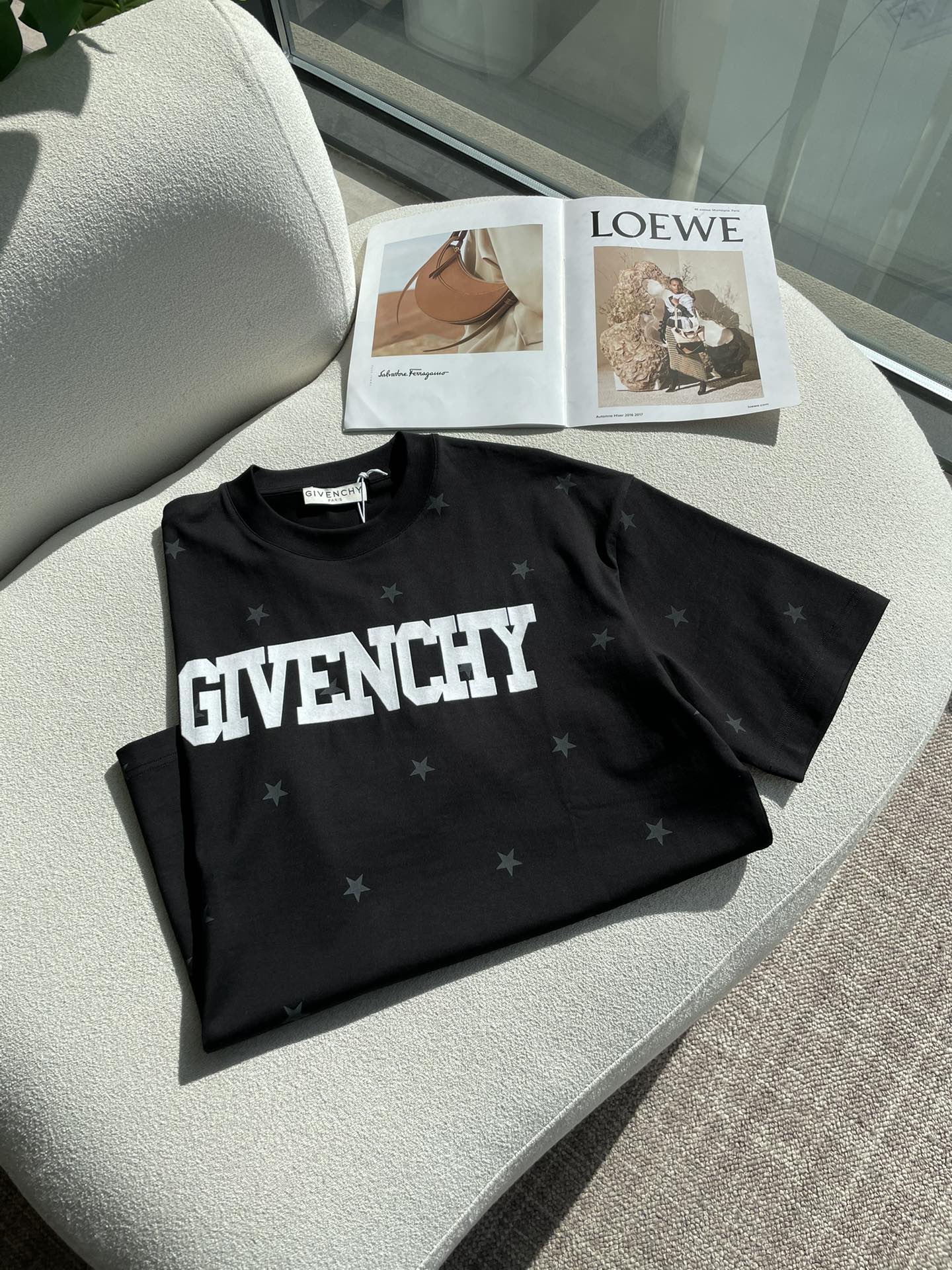 纪梵希 2026春夏新款首发专柜最新款短袖圆领T恤 高端订制 设计前卫时尚！品牌logo重工艺设计 高端