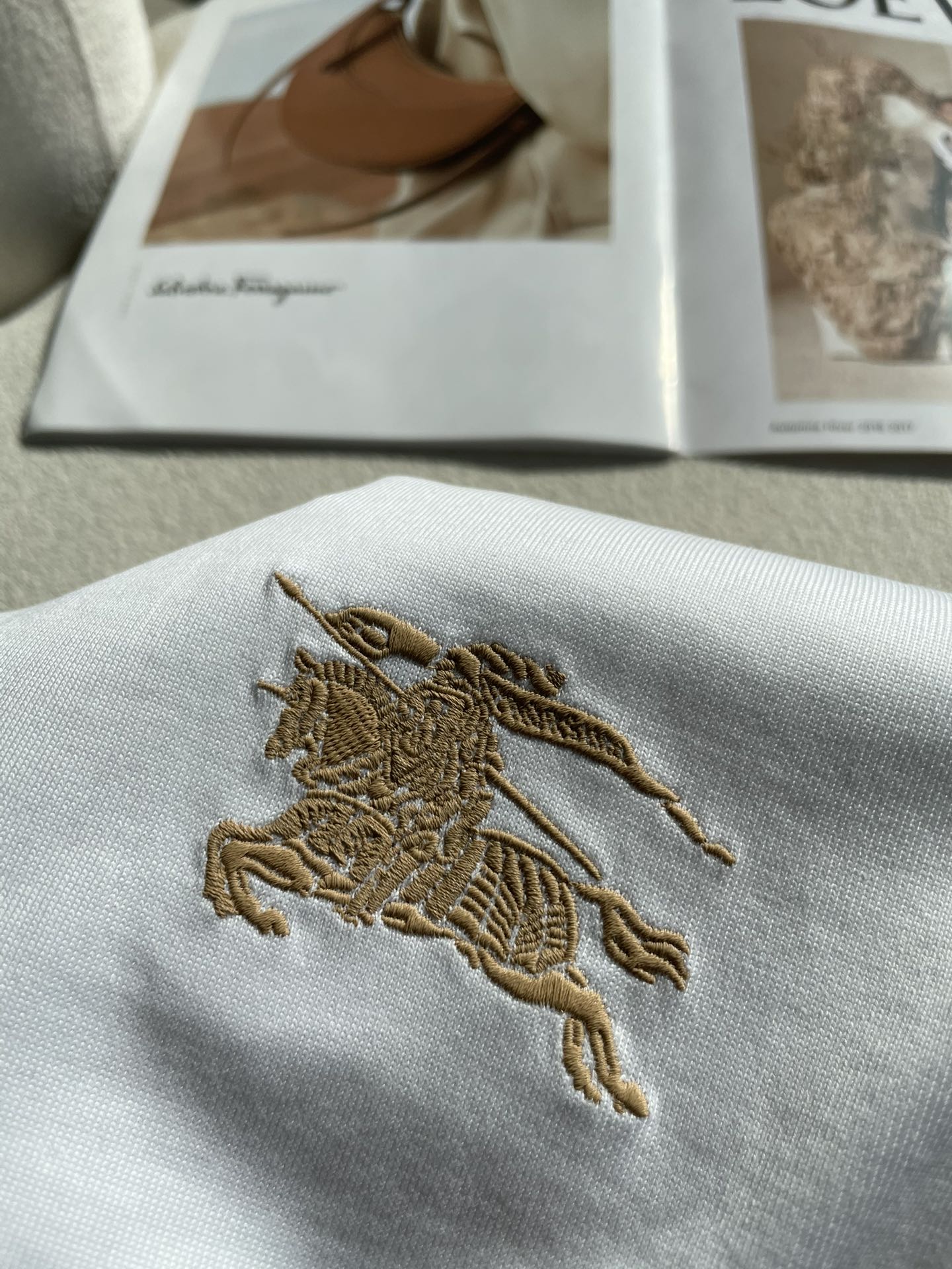 BUR 2026春夏新款首发专柜最新款短袖圆领T恤 高端订制 设计前卫时尚！品牌logo重工艺设计 高端