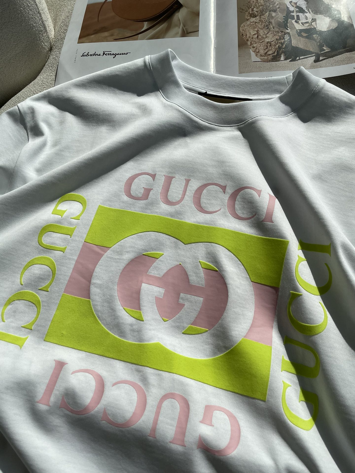 Gucc 2026春夏新款首发专柜最新款短袖圆领T恤 高端订制 设计前卫时尚！品牌logo重工艺设计 高