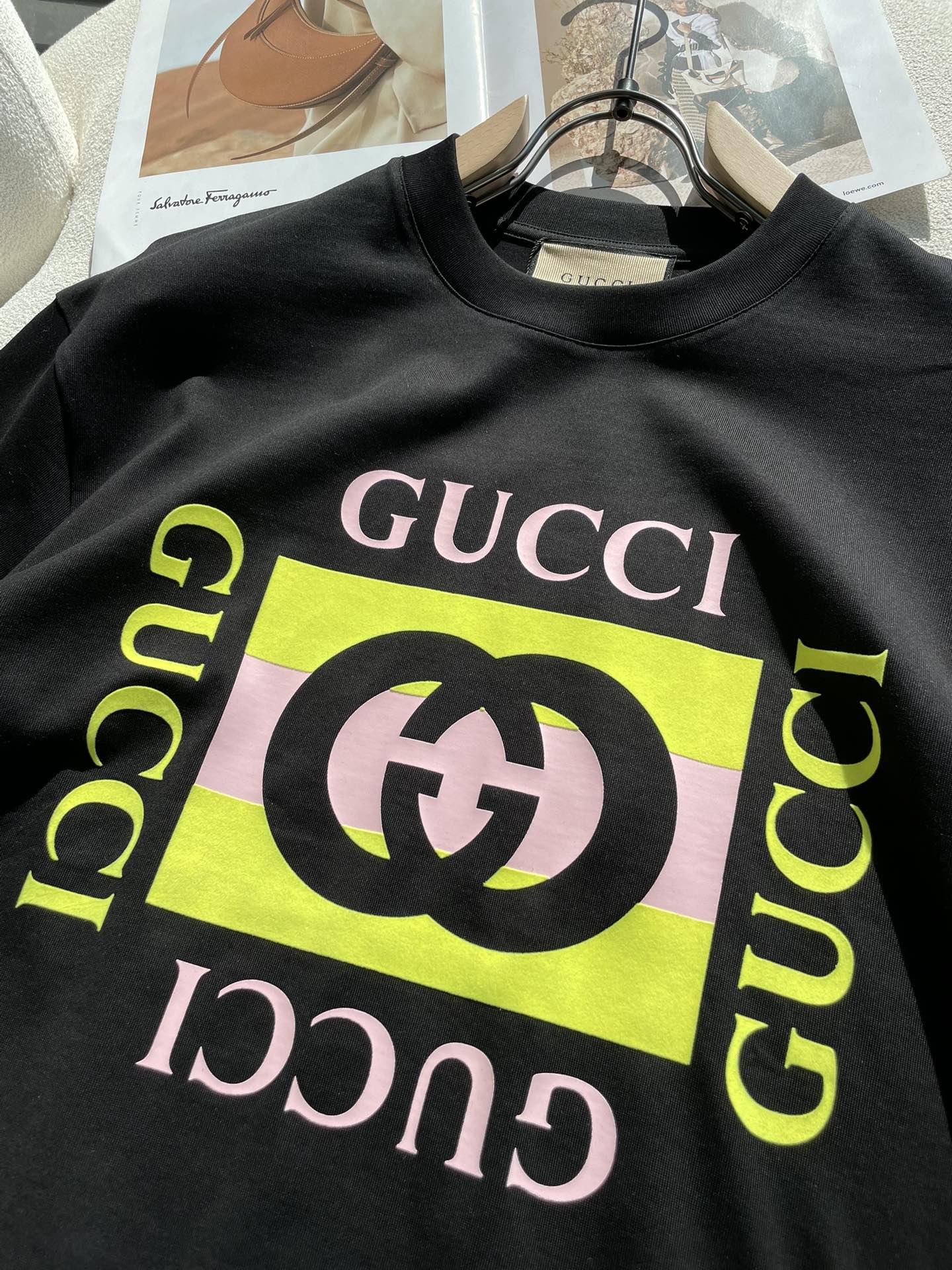 Gucc 2026春夏新款首发专柜最新款短袖圆领T恤 高端订制 设计前卫时尚！品牌logo重工艺设计 高