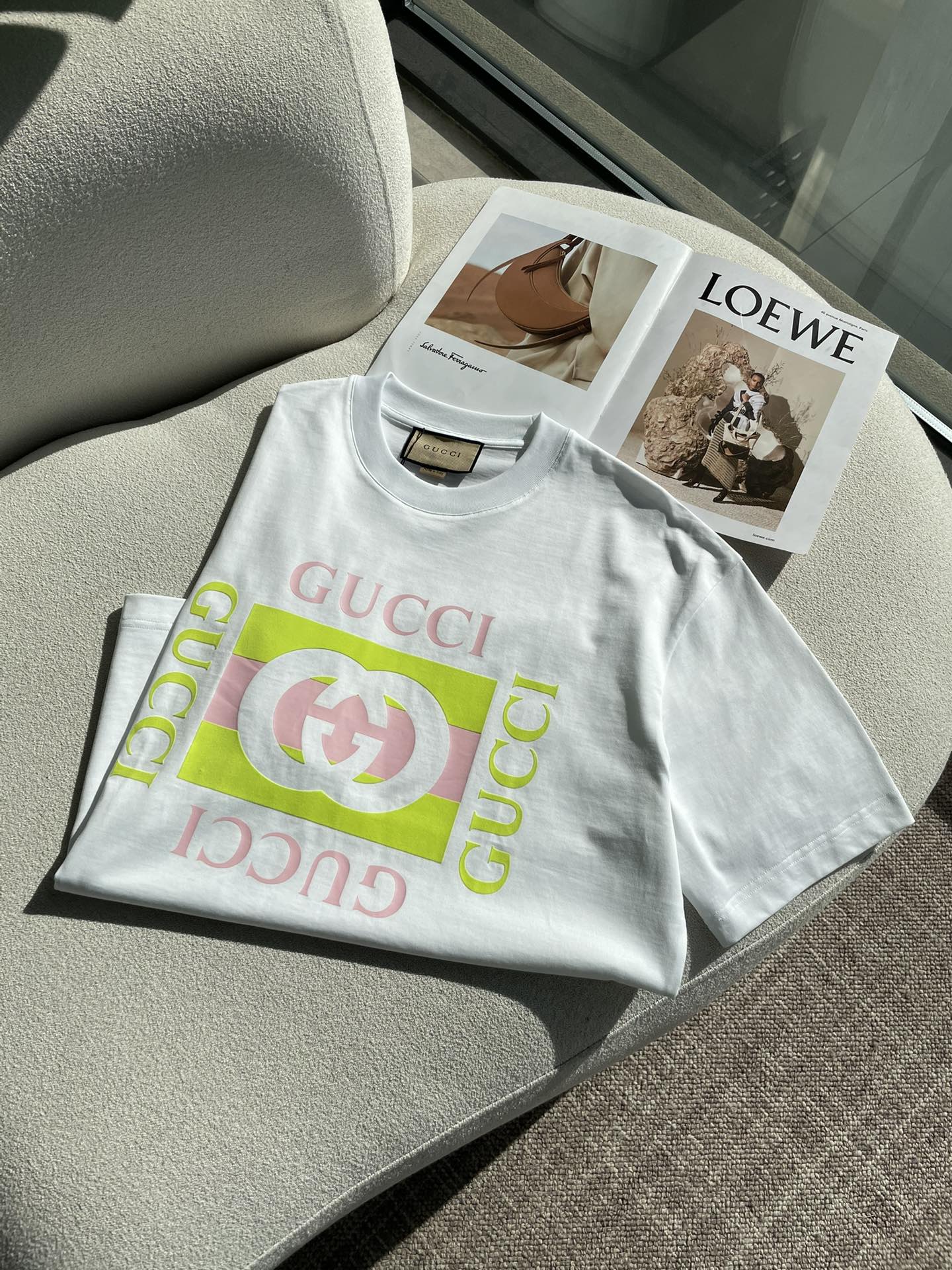 Gucc 2026春夏新款首发专柜最新款短袖圆领T恤 高端订制 设计前卫时尚！品牌logo重工艺设计 高