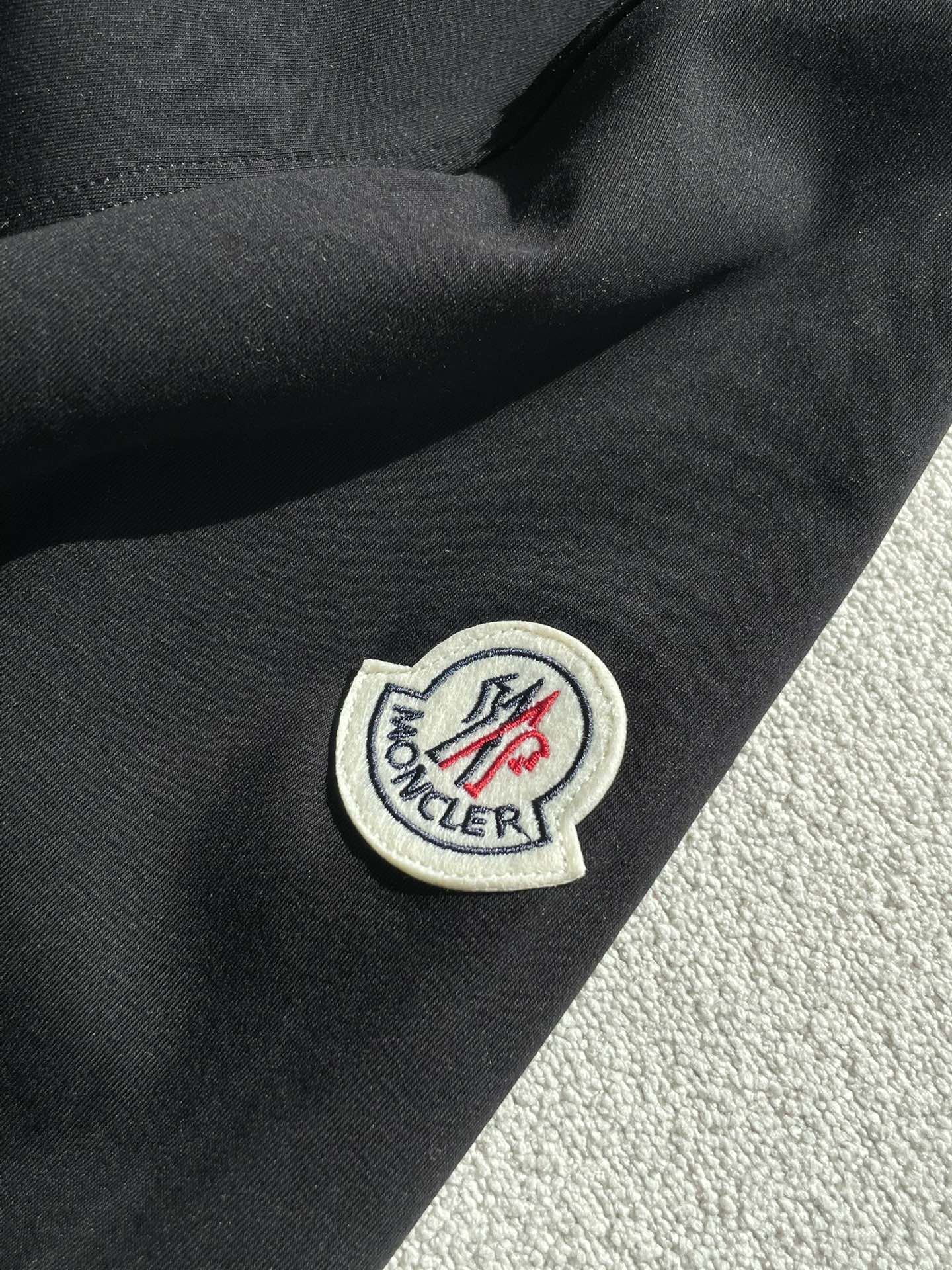 蒙口 2026春夏新款首发专柜最新款短袖圆领T恤 高端订制 设计前卫时尚！品牌logo重工艺设计 高端定