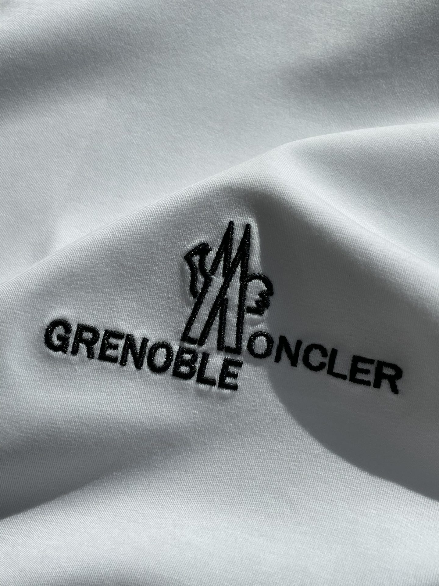 蒙口 2026春夏新款首发专柜最新款短袖圆领T恤 高端订制 设计前卫时尚！品牌logo重工艺设计 高端定