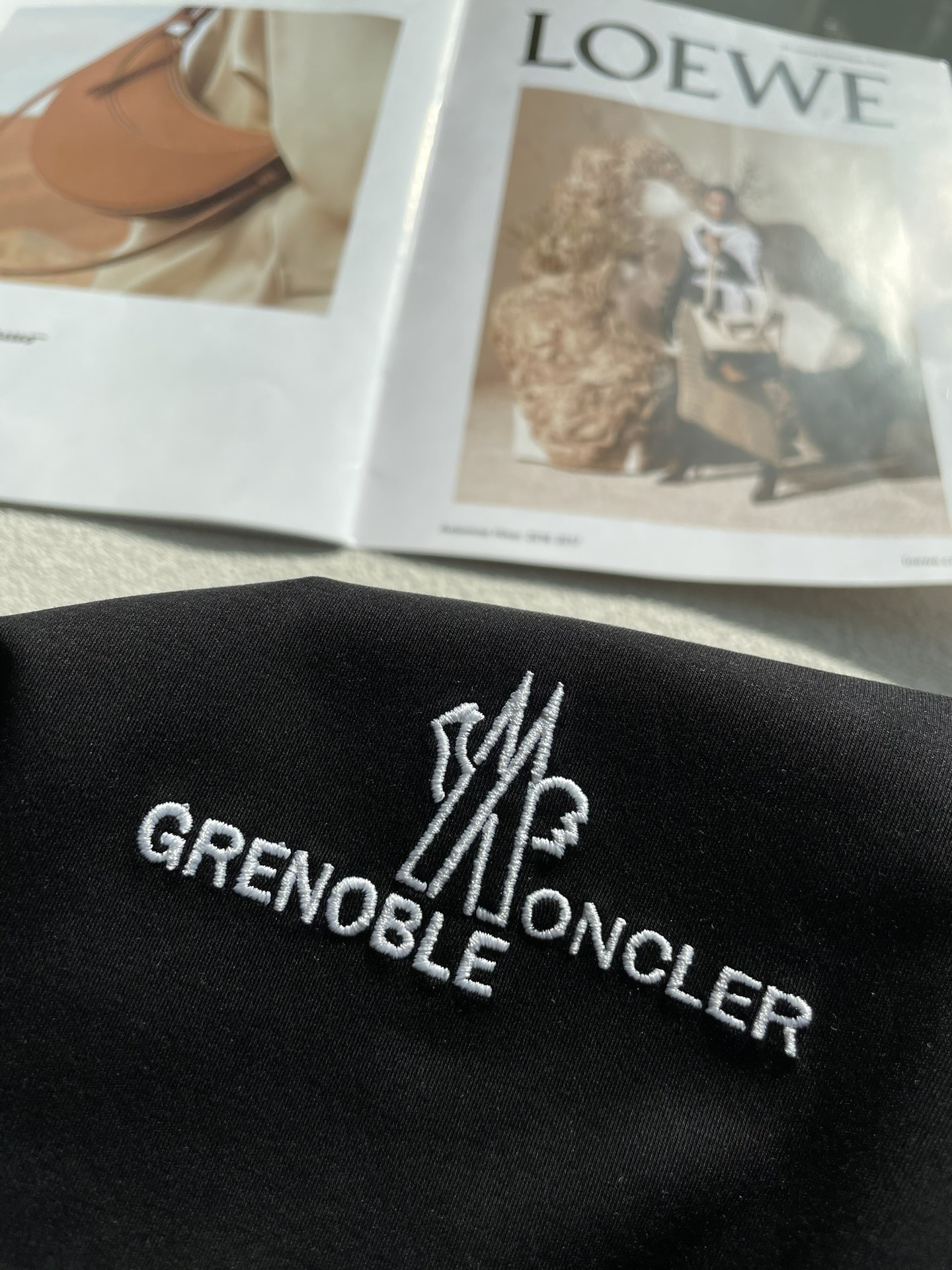 蒙口 2026春夏新款首发专柜最新款短袖圆领T恤 高端订制 设计前卫时尚！品牌logo重工艺设计 高端定