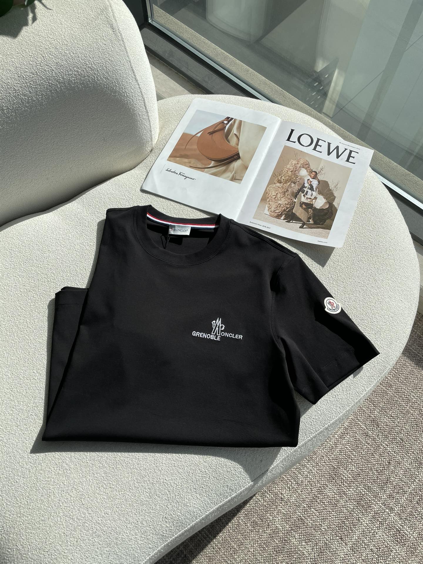 蒙口 2026春夏新款首发专柜最新款短袖圆领T恤 高端订制 设计前卫时尚！品牌logo重工艺设计 高端定