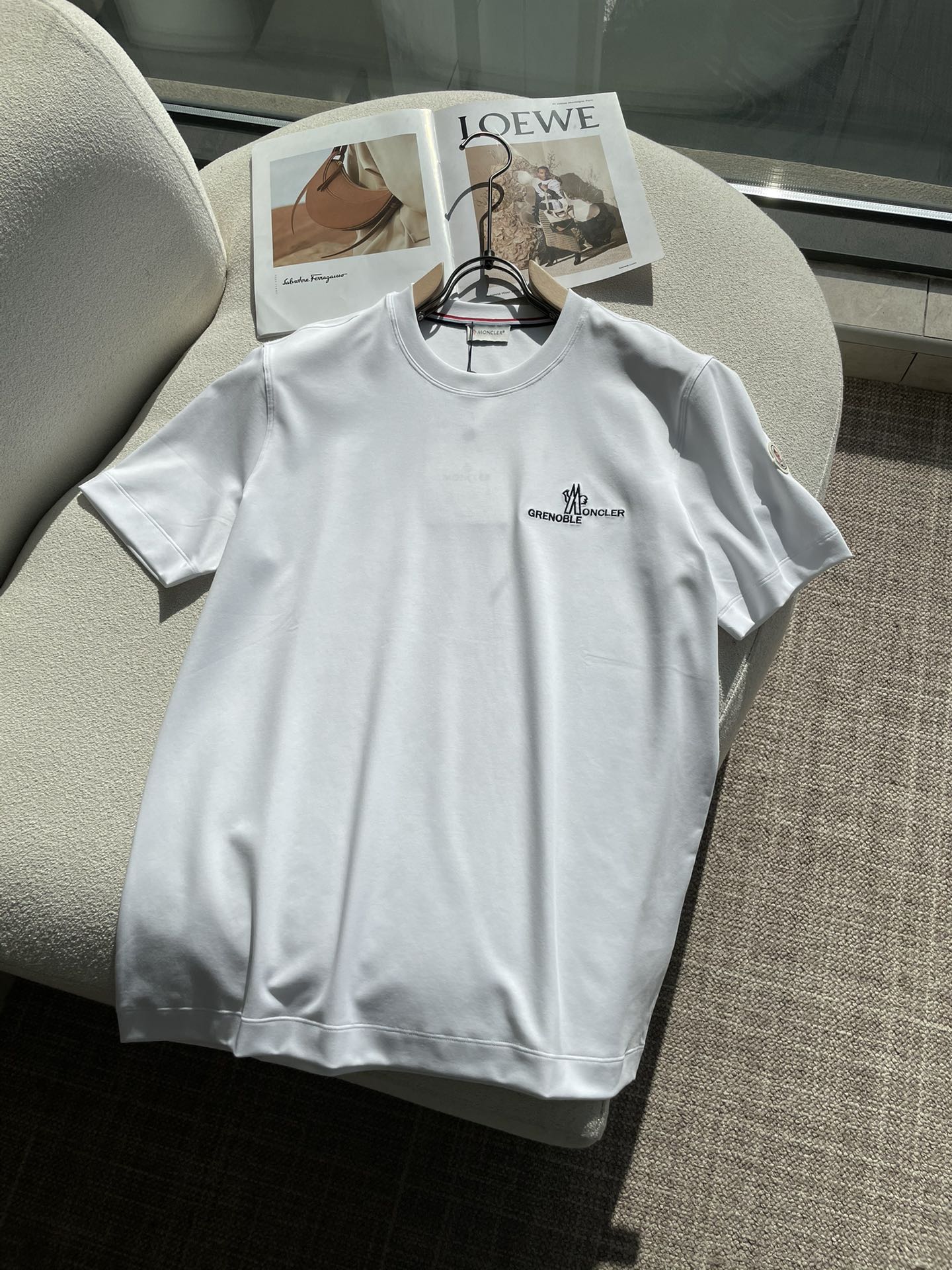 蒙口 2026春夏新款首发专柜最新款短袖圆领T恤 高端订制 设计前卫时尚！品牌logo重工艺设计 高端定