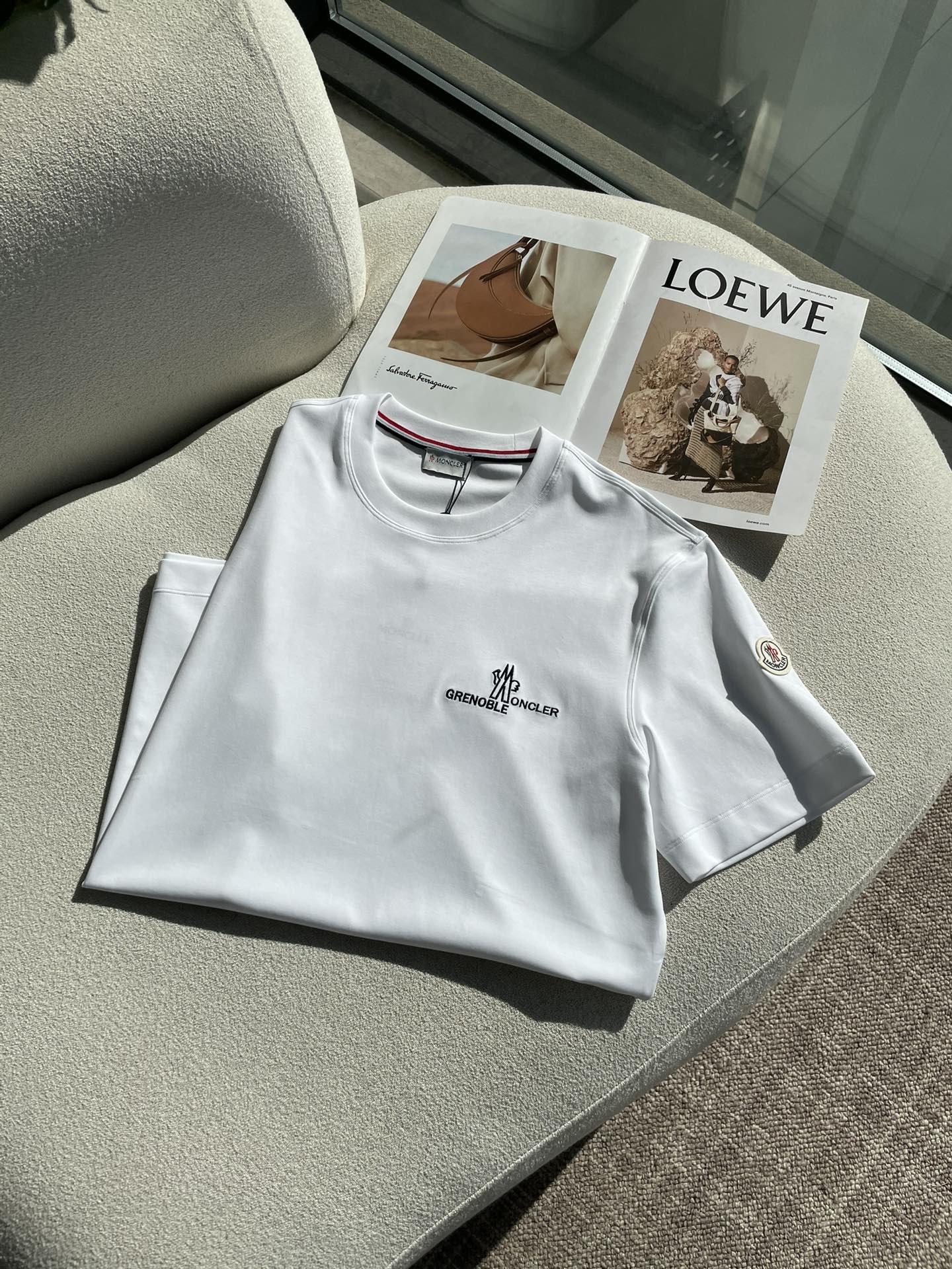 蒙口 2026春夏新款首发专柜最新款短袖圆领T恤 高端订制 设计前卫时尚！品牌logo重工艺设计 高端定