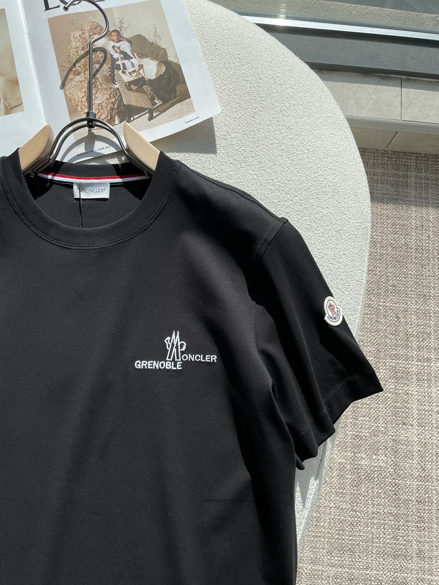 蒙口 2026春夏新款首发专柜最新款短袖圆领T恤 高端订制 设计前卫时尚！品牌logo重工艺设计 高端定