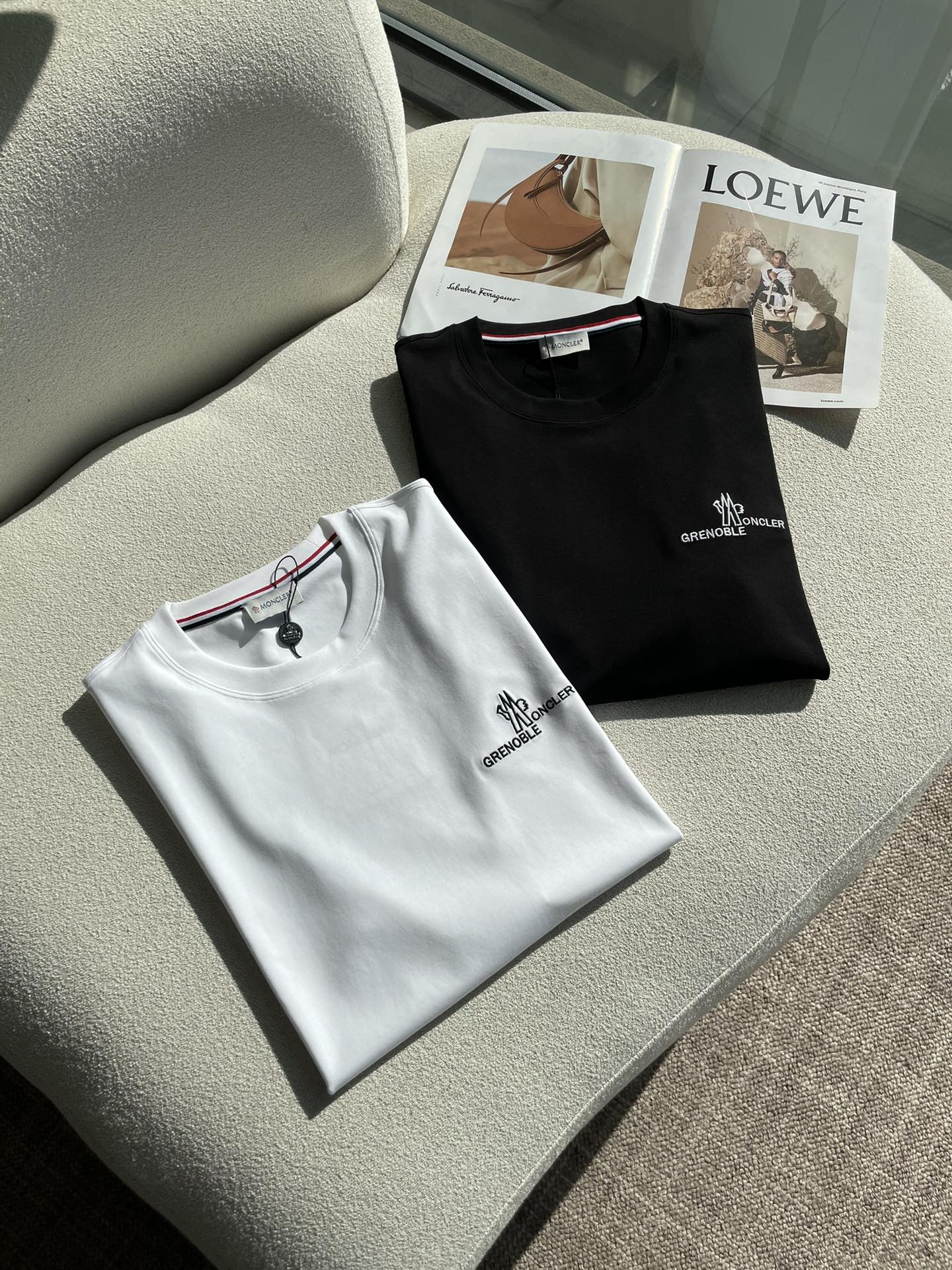 蒙口 2026春夏新款首发专柜最新款短袖圆领T恤 高端订制 设计前卫时尚！品牌logo重工艺设计 高端定