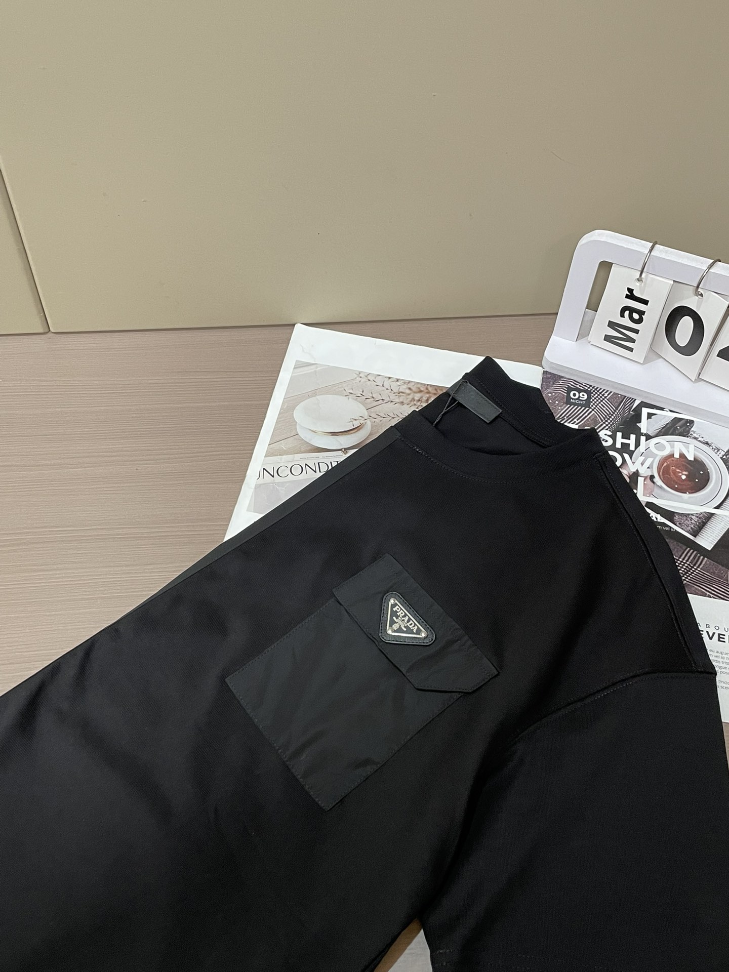 Prad 2026春夏新款首发专柜最新款短袖圆领T恤 高端订制 设计前卫时尚！品牌logo重工艺设计 高