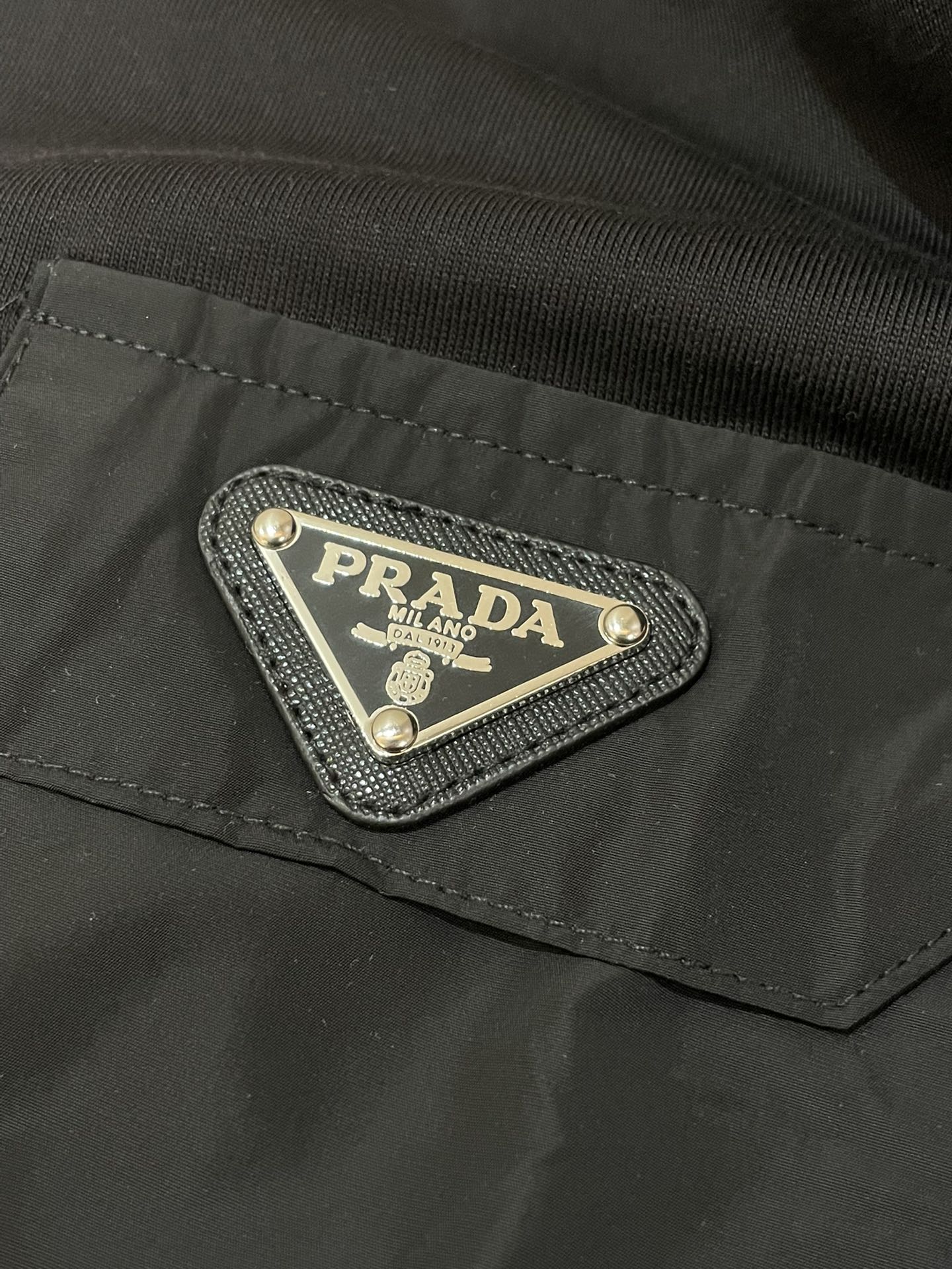 Prad 2026春夏新款首发专柜最新款短袖圆领T恤 高端订制 设计前卫时尚！品牌logo重工艺设计 高