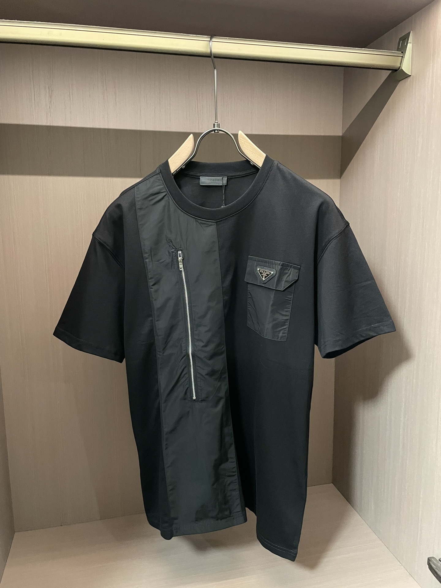 Prad 2026春夏新款首发专柜最新款短袖圆领T恤 高端订制 设计前卫时尚！品牌logo重工艺设计 高