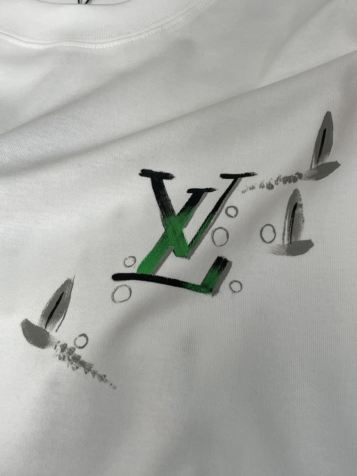 Lv 2026春夏新款首发专柜最新款短袖圆领T恤 高端订制 设计前卫时尚！品牌logo重工艺设计 高端定